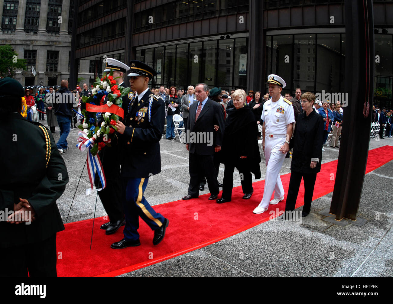 070526-N-0696M-298 CHICAGO (26 maggio 2007) - Da sinistra a destra, sindaco di Chicago Richard Daley, sua moglie Maggie, Capo di operazioni navali (CNO) Adm. Mike Mullen e moglie Deborah deporre una corona alla fiamma eterna in Daley Plaza, Chicago, Illinois, appena prima dell inizio della città memoriale annuale parata del giorno. Adm. Mullen è stato onorato come questo anni Parade Grand Marshal. Mayor Daley e ADM. Mullen ha anche presentato Illinois familiari con stella d'oro bandiere nel ricordo dei loro caduti cari. Poiché la Prima Guerra Mondiale, i familiari del defunto veterani hanno appeso una stella d'oro nella loro windows a ho Foto Stock