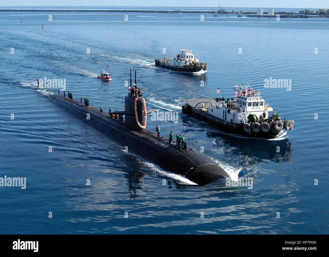 040604-N-4658L-001 Santa Rita, Guam (Jun. 4, 2004) - L'attacco sommergibile USS San Francisco (SSN 711) è scortato da due rimorchiatori porto torna a Apra Harbor, Guam, dopo cinque mesi di distribuzione. San Francisco è attaccato al comandante, Squadriglia Sommergibili 15 (COMSUBRON quindici), che è la marina è solo distribuita Squadriglia Sommergibili ed è homeported nel territorio degli Stati Uniti di Guam. Stati Uniti Navy foto dal fotografo il compagno di classe 2a Mark A. Leonesio (rilasciato) USS San Francisco (SSN-711) apra Foto Stock