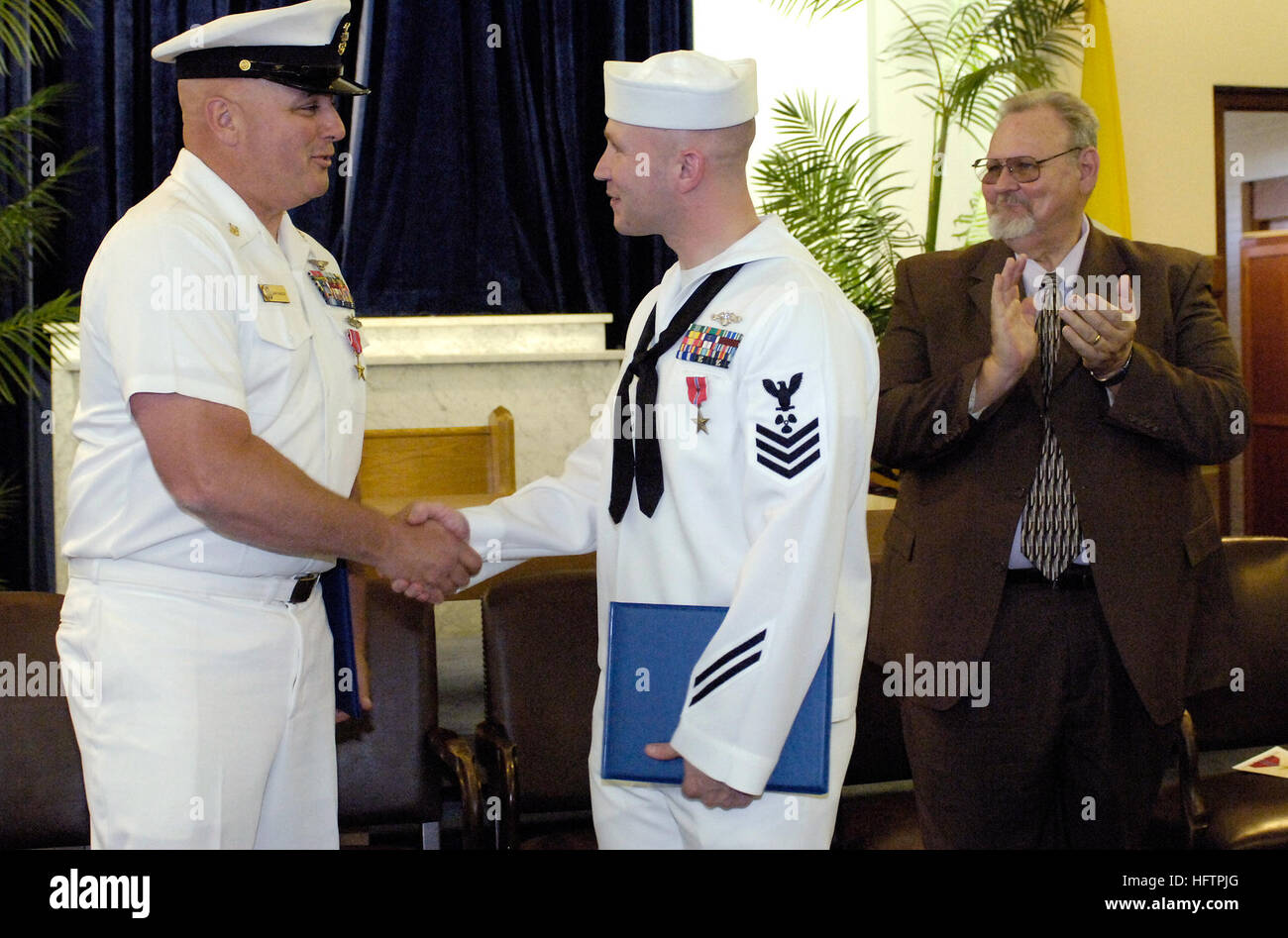 070530-N-8467N-004 Groton, Connecticut. (30 maggio 2007) - Master Chief Aviation Ordnanceman Gary Mason scuote la mano del compagno MachinistÕs 1a classe Caleb S. Duca come suo padre il dottor William C. Duca, che hanno guadagnato una stella di bronzo per il suo servizio in Vietnam, guarda sul dopo la stella Bronze cerimonia di presentazione. Mason e il Duca si sono aggiudicati la Stella di Bronzo per il loro contributo alla guerra globale al terrorismo durante i loro compiti come singoli augmentees. Stati Uniti Navy foto da John Narewski (rilasciato) Navy US 070530-N-8467N-004 Master Chief Aviation Ordnanceman Gary Mason scuote la mano del macchinista%%5Ersquo,S M Foto Stock