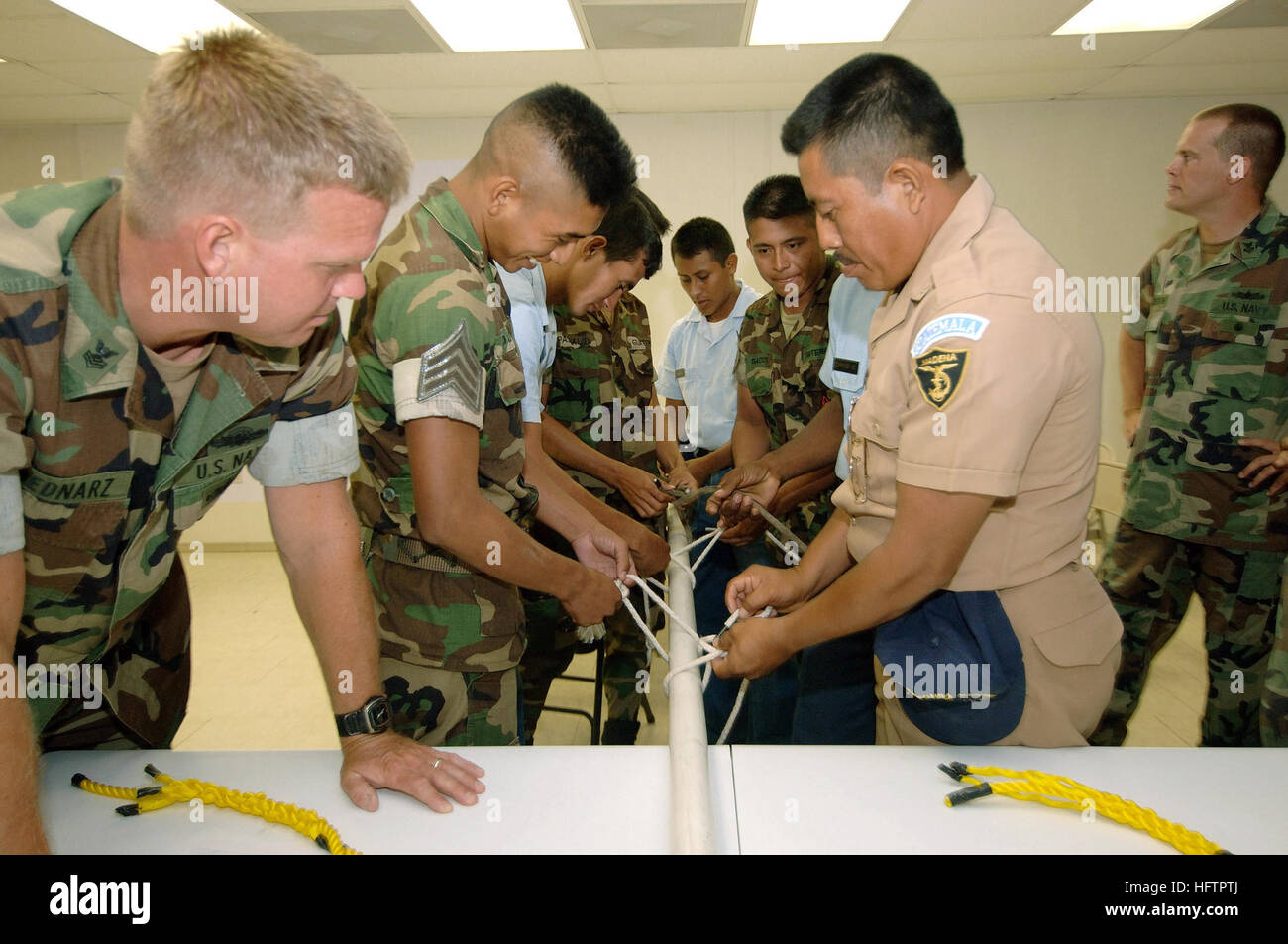 070604-N-0989H-041 PUERTO BARRIOS, Guatemala (Giugno 4, 2007) - marinai guatemalteco e 0fficer cadetti pratica la legatura di nodi durante la piccola barca operazioni oggetto di scambi a bordo di Alta Velocità nave (HSV) 2 Swift. Gruppo di attività 40,9 (TG 40,9), viene distribuito come parte del pilota della flotta globale Stazione (FG) per il bacino dei Caraibi e America centrale. La missione è stata progettata per convalidare il concetto di GFS per la marina militare e il supporto U.S. Comando sud gli obiettivi per la sua area di responsabilità rafforzando la partnership di collaborazione con i regionali di servizi marittimi e migliorare la disponibilità operativa per t Foto Stock