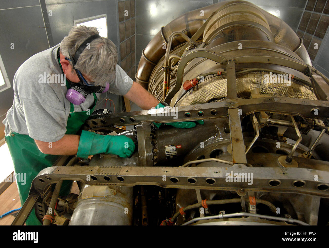 070606-N-5345W-041 SUITLAND, Md. (Giugno 6, 2007) - Pensionati Senior Chief aviazione del macchinista Mate Scott Wood restaurati con cura un Saturn V F-1 motore a razzo alla sua condizione originale presso il National Air & Space Museum's Paul E. Garber conservazione, restauro e impianto di stoccaggio. Cinque F-1 motori sono stati utilizzati sul palco una porzione del Saturn V rocket per lanciare il progetto missioni Apollo nello spazio negli anni sessanta e settanta. Stati Uniti Foto di Marina di Massa lo specialista di comunicazione 2a classe Kristopher Wilson (rilasciato) Navy US 070606-N-5345W-041 pensionati Senior Chief aviazione del macchinista Mate Scott Wo Foto Stock