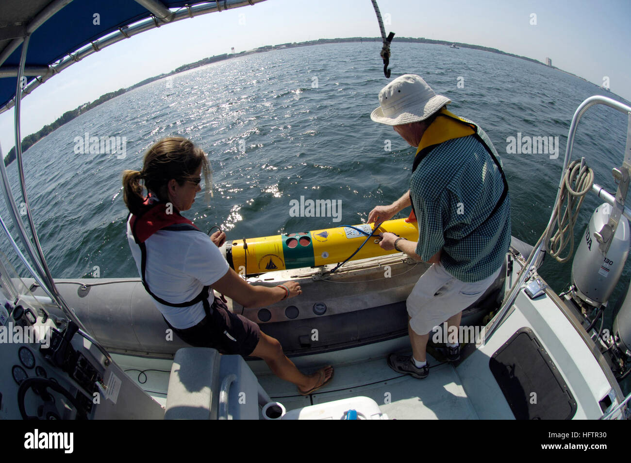 070611-N-7676W-166 Panama City Beach, Florida (11 giugno 2007) - Amy Kukulya e Tom Austin, sia dal foro di legni Istituto oceanografico, preparare il lancio di un telecomando per il monitoraggio ambientale di unità (REMUS) durante il veicolo autonomo sottomarino (AUV) Fest 2007, ospitato dalla superficie navale Warfare Centro Città di Panama e sponsorizzato dall'Ufficio del Naval Research. In grado di eseguire una rapida indagini ambientali, remo funge anche da un sottomarino di miniera dispositivo di ricognizione per la miniera NavyÕs contromisure programma. AUV Fest è il più grande in acqua di dimostrazione Unmanned Underwater, surfa Foto Stock