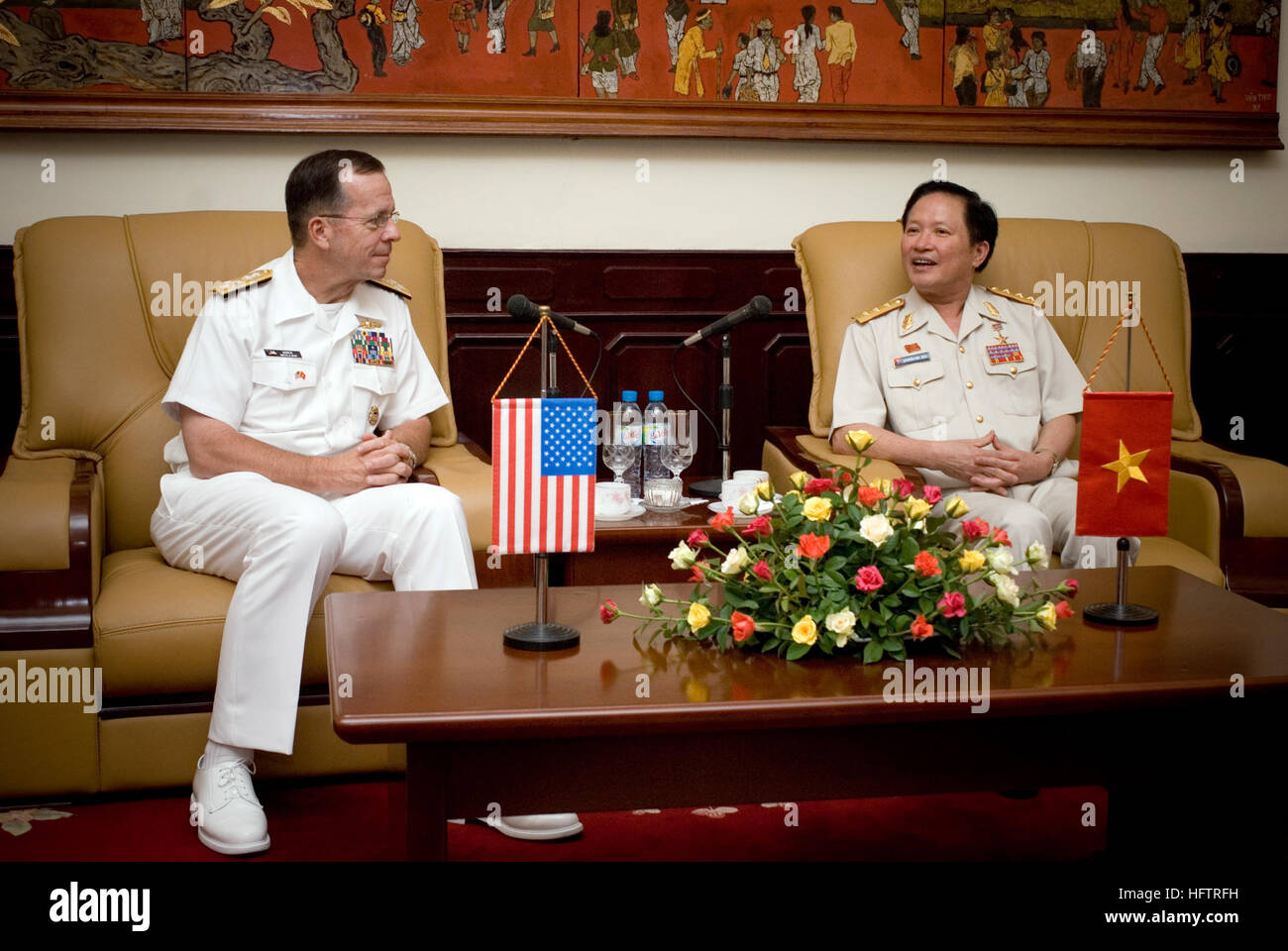 070620-N-0696M-343 Hanoi, Vietnam (20 giugno 2007) - Capo di operazioni navali (CNO) Adm. Mike Mullen visite vietnamita con il Vice Ministro della difesa nazionale, Senior Lt. Gen. Nguyen Huy Hieu durante una chiamata ufficio. Mullen è su sette giorni di viaggio in Giappone e il Vietnam a visitare con leader stranieri e con i marinai di stanza nella regione. Stati Uniti Foto di Marina di Massa lo specialista di comunicazione 1a classe Ciad J. McNeeley (rilasciato) Navy US 070620-N-0696M-343 Capo di operazioni navali (CNO) Adm. Mike Mullen visite vietnamita con il Vice Ministro della difesa nazionale, Senior Lt. Gen. Nguyen Huy Hieu durante Foto Stock