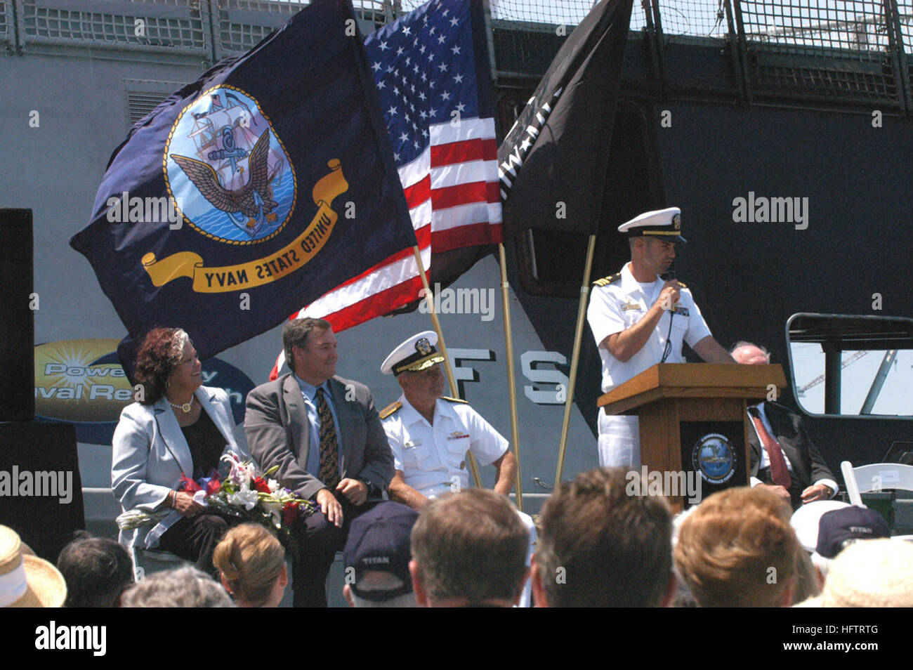 050801-N-4541B-002 San Diego, California (Agosto 1, 2005) - Navy ÒSea FighterÓ (FSF-1) comandante, Lt. La Cmdr Brandon Bryan affronta la saluta la folla a Broadway Pier, in quanto la nave giunge al suo nuovo homeport. Mare Fighter è la prima nave che la Marina Militare ha progettato specificamente come una veloce telaio del mare con un disaccoppiamento scafo, meccaniche ed elettriche (HM&E) sistemi dalla missione di pacchetti per consentire un vero e proprio tappo e combattere la missione la capacità del modulo. Stati Uniti Navy foto di PhotographerÕs mate 1. Classe Gloria J. Barry (rilasciato) Navy US 050801-N-4541B-002 Mare Navy Fighter (FSF-1) comandando Off Foto Stock