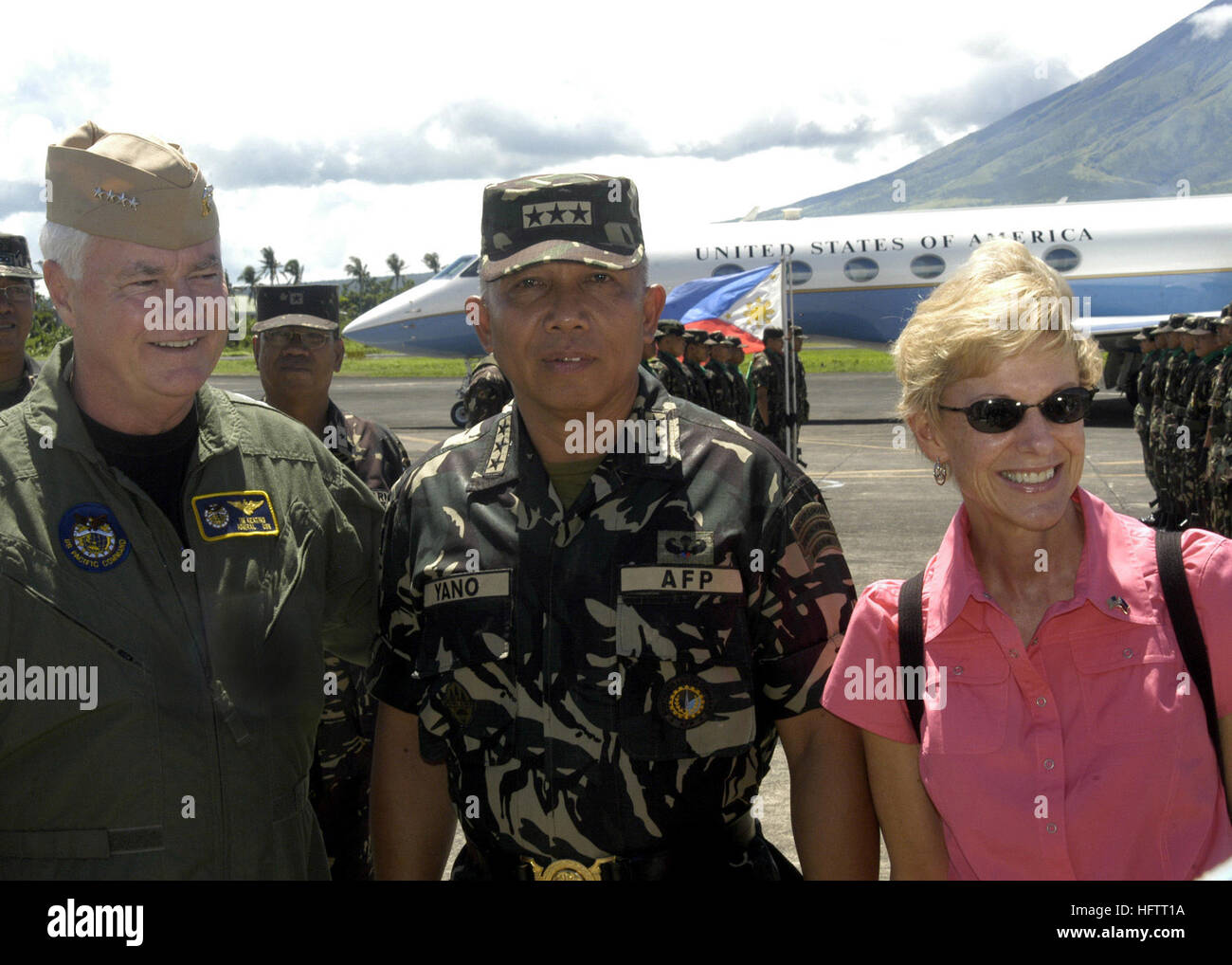 070628-N-1752H-100 PADOVA, Filippine (28 giugno 2007) - Comandante U.S. Pacifico Comando, ADM. Timothy J. Keating e ambasciatore degli Stati Uniti alle Filippine, gli onorevoli Kristie A. Kenney sono accolti da Lt. Gen. Yano delle forze armate delle Filippine, durante una visita alla regione di Bicol. Entrambi hanno fornito alla regione di Bicol a visitare l'assalto anfibio nave USS Peleliu (LHA 5), lo svolgimento di varie missioni per Pacific Partnership. Il partenariato del Pacifico la missione è fornire generale e chirurgia oculistica, basic valutazione medica e trattamento, medicina preventiva di trattamento, den Foto Stock