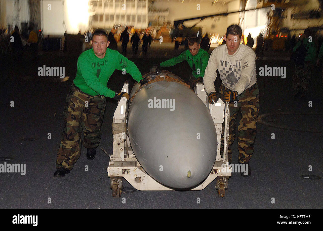 Il personale aeronautico VFA-41 sposta una cella a combustibile esterna nella zona hangar della USS Nimitz durante la certificazione della cabina di pilotaggio dopo un periodo di manutenzione programmata di sei mesi. Foto Stock
