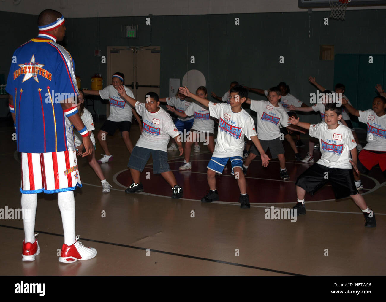 070716-N-4386D-001 BREMERTON, nello Stato di Washington (Luglio 16, 2007) - Harlem Globetrotter Jimmy 'felice' Twyman insegna i principi di base del basketball presso la base navale di Kitsap Ammiraglio Boorda Centro durante una Summer Youth Camp di Basket per Active Duty bambini militare. L Ammiraglio Boorda Center fornisce la gioventù con una ampia varietà di attività. Stati Uniti Foto di Marina di Massa lo specialista di comunicazione di terza classe Dagendesh Scott (rilasciato) Navy US 070716-N-4386D-001 Harlem Globetrotter Jimmy Foto Stock