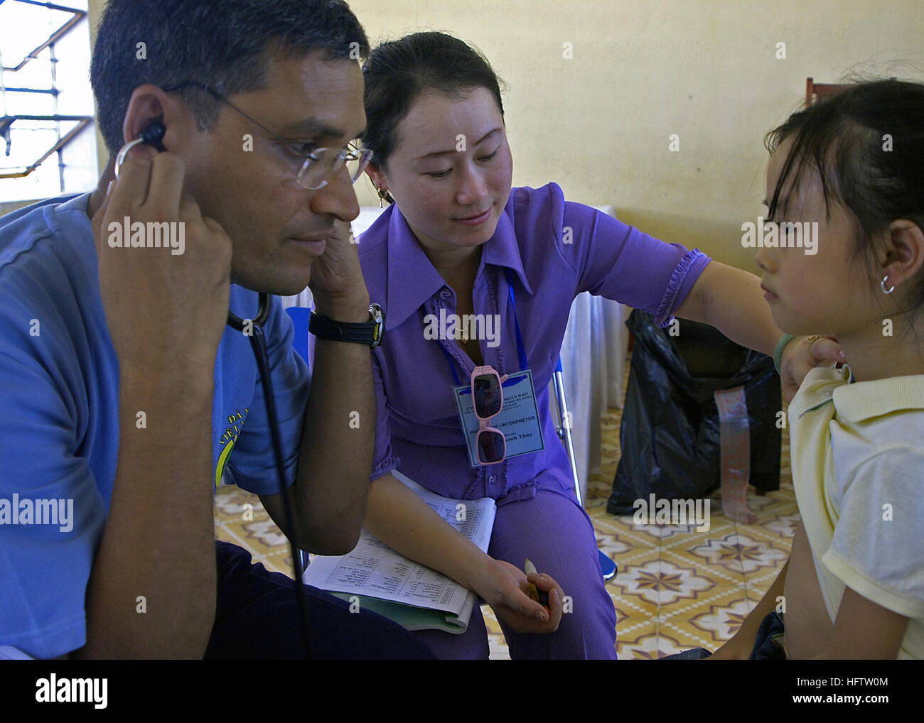 070716-N-1752H-033 Da Nang, Vietnam (16 luglio 2007) - Capt. A. Bhandari, della Marina indiana, esegue una routine checkup su un locale bambino vietnamita durante una visita medica di azione civica programma a Truong Tieu Hoc Quy scuola a sostegno del Partenariato Pacifico 2007. La missione serve come una piattaforma di abilitazione attraverso il quale militari e le organizzazioni non governative di coordinare gli sforzi di assistenza insieme con il governo del Vietnam. Questi sforzi includono medico, dentistico e assistenza tecnica per i programmi approvati dal governo del Vietnam. Stati Uniti Foto di Marina di Massa Specialista comunicazione marinaio Pat Foto Stock