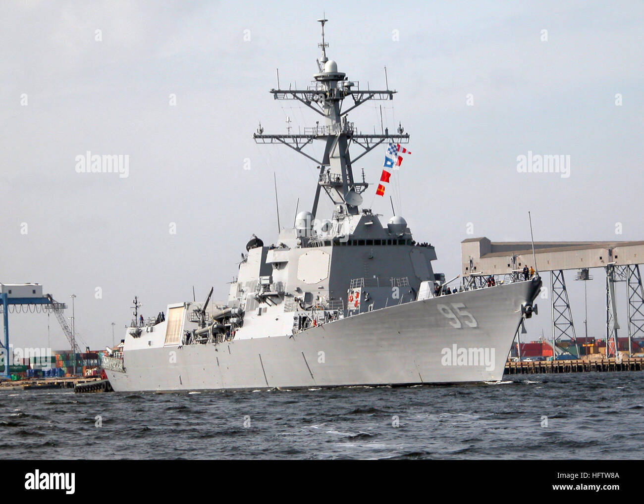 041207-N-5613J-003 Charleston S.C. (Dec. n. 7, 2004) - il missile destroyer USS James E. Williams (DDG 95) entra nel Cooper River prima di ormeggio a bordo Naval Weapons Station Charleston S.C. James E. Williams sarà commissionato Sabato, Dicembre 11th, come il quarantacinquesimo Arleigh Burke-class missile destroyer autorizzato dal Congresso. La nave onori BoatswainÕs mate 1. Classe James E. Williams, la marina militare del più alto decorato arruolato Sailor, dopo aver ricevuto la Congressional Medal of Honor per il coraggio e la leadership nel 1966 mentre serve come imbarcazione di pattuglia di capitano e di comandante di pattuglia di Foto Stock