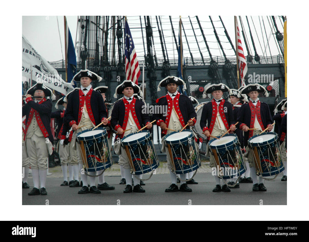 070718-N-6205S-001 BOSTON (Luglio 18, 2007) Ð MichiganÕs Plymouth Fife e Drum Corps esegue la Rivoluzione Americana-era la musica nella parte anteriore del USS Constitution. Formato in 1971, il corpo è costituito da 12Ð a 18-anno-vecchio volontari che eseguire 40-50 volte all'anno in tutti gli Stati Uniti e il Canada. A 209 anni, USS Constitution è la più antica nave da guerra ha commissionato a galla nel mondo. Ella è presidiata da 64 active duty marinai e visitata da quasi mezzo milione di turisti ogni anno. Stati Uniti Foto di Marina con marinaio Nola scintille (rilasciato) Navy US 070718-N-6205S-001 Michigan%%5Ersquo,s Plymouth Fife un Foto Stock