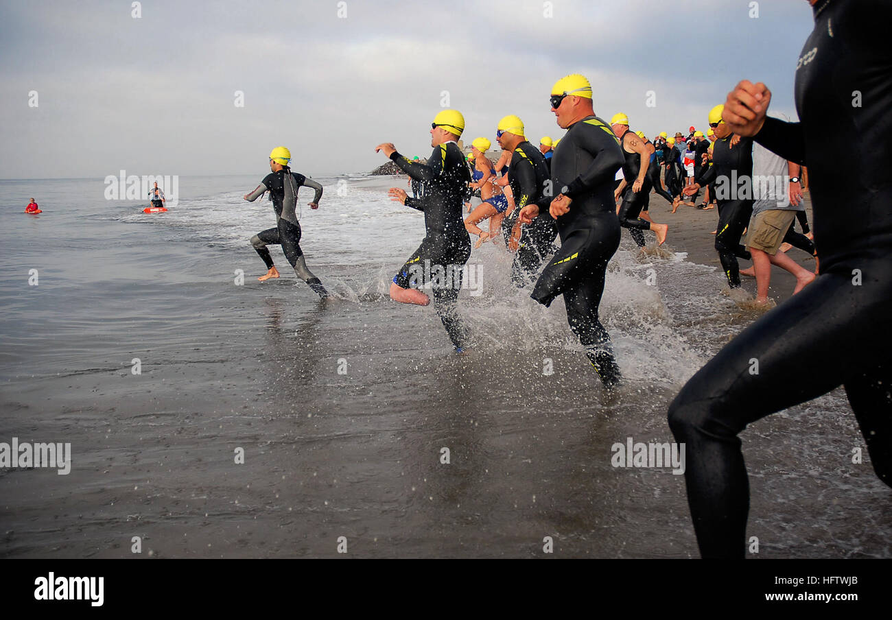 070728-N-4774B-055 Point Mugu, California (Luglio 28, 2007) - Gli atleti che hanno subito lesioni in combattimento partecipare nel xx in funzione dell'Admiral's Cup Triathlon come parte del Team Semper Fi. Essi hanno partecipato al triathlon per aiutare a raccogliere fondi e la consapevolezza di altri aiuti militari membri ripristino da danni subiti durante il combattimento. Il triathlon consisteva di un 400 metri nuotata oceano, una ventina di chilometri in bicicletta, e a cinque chilometri di corsa. Stati Uniti Foto di Marina di Massa lo specialista di comunicazione di terza classe Daniel A. Barker (rilasciato) Navy US 070728-N-4774B-055 gli atleti che hanno subito lesioni in c Foto Stock