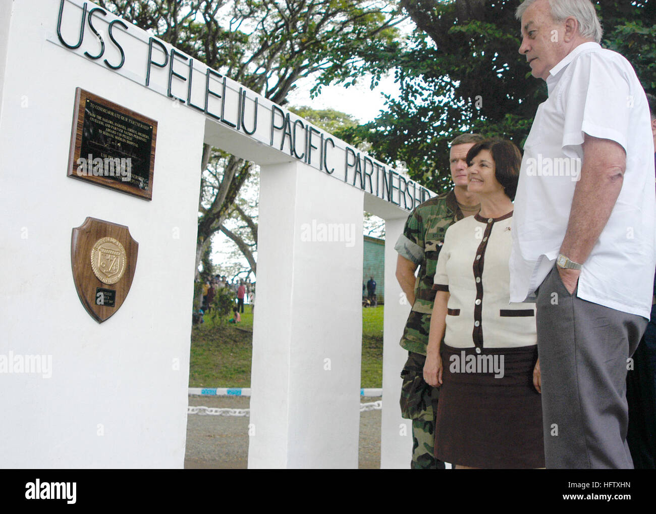 Il cap. Bruce Stewart, Pacific Partnership mission commander; gli onorevoli Leslie V. Rowe, U.S. Ambasciatore a Papua Nuova Guinea, Isole Salomone e Vanuatu; e il ministro per la salute Sir Peter baratto ammirare la parete dedicata alla USS Peleliu (LHA 5) per il suo ruolo pacifico in partenariato al parco della misericordia. Il parco è stato dedicato al lavoro umanitario di USNS Misericordia e USS Peleliu. Parete dedicata alla USS Peleliu DVIDS58668 Foto Stock