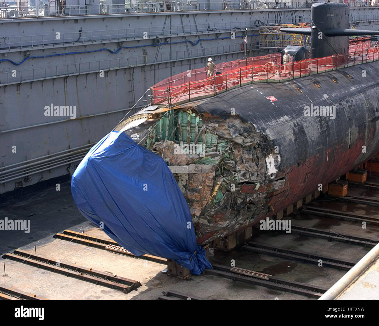 050127-N-4658L-030 Apra Harbor, Guam (GEN. 27, 2005) - Los Angeles-classe fast-attacco sommergibile USS San Francisco (SSN 711) nel bacino di carenaggio per valutare i danni subiti dopo arenamento circa 350 miglia a sud di Guam Gen 8, 2005. La Marina ex bacino di carenaggio noto come ÒBig BlueÓ è in grado di ormeggio delle navi che pesano fino a 40.000 tonnellate lunghe. La Marina certified Big Blue per l'uno-tempo di docking di San Francisco. San Francisco è la seconda veloce sottomarino di attacco per essere attaccato al distribuita Squadriglia Sommergibili quindici, casa ported a bordo di base navale di Guam. Stati Uniti Navy foto da Photo Foto Stock