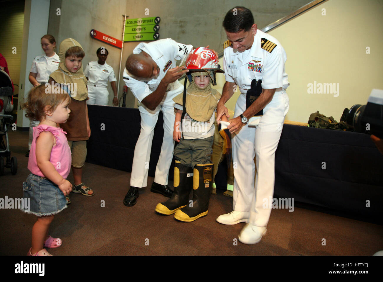 070829-N-3271W-003 ST. LOUIS (Agosto 29, 2007) - Capt. Herman Shelanski, comandante della USS Harry Truman e danni Controlman 2a classe Theodore tuta Wilkerson fino un giovane vigile del fuoco presso il St. Louis Science Center. Shelanski e diversi Truman marinai erano a portata di mano per le feste durante il St. Louis Navy settimana uno dei 26 Navy settimane previsto attraverso l'America nel 2007. Settimana della marina è progettata per mostrare agli americani gli investimenti che hanno fatto nel loro marina e aumentare la consapevolezza in città che non hanno una significativa presenza della Marina. Stati Uniti Foto di Marina di Massa principale Specialista comunicazione Gary Ward (R Foto Stock