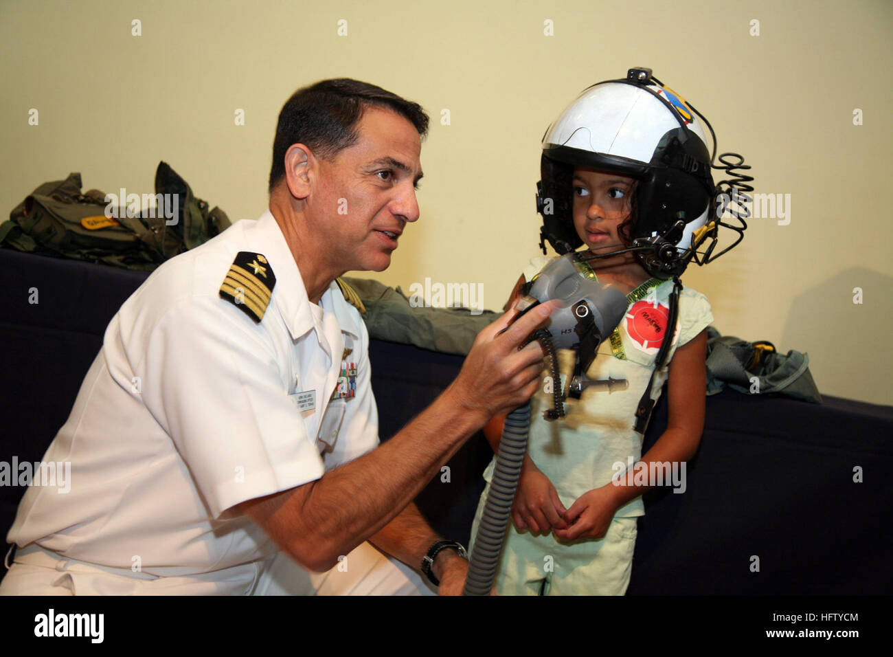 070829-N-3271W-002 ST. LOUIS (Agosto 29, 2007) - Capt. Herman Shelanski, comandante della USS Harry Truman, adatta per un giovane pilota presso il St. Louis Science Center. Shelanski e diversi Truman marinai erano a portata di mano per le feste durante il St. Louis Navy settimana uno dei 26 Navy settimane previsto attraverso l'America nel 2007. Settimana della marina è progettata per mostrare agli americani gli investimenti che hanno fatto nel loro marina e aumentare la consapevolezza in città che non hanno una significativa presenza della Marina. Stati Uniti Foto di Marina di Massa principale Specialista comunicazione Gary Ward (rilasciato) Navy US 070829-N-3271W-002 Capt. Herman ha Foto Stock