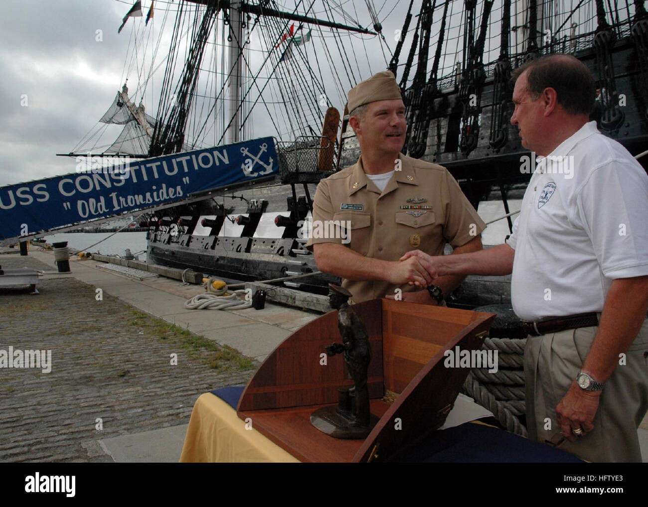 070824-N-2893B-001 BOSTON (Agosto 24, 2007) - Bill Erickson, ritirato il capitano e direttore esecutivo della superficie marina, Associazione presenta il comando Master Chief Mark Davidson, di reclutamento navale distretto San Louis, con il vecchio Tar Award. Dal 1998, il premio è stato dato per il marinaio con il più presto guadagnato superficie arruolato warfare specialista (ESWS) di designatore in Marina. Davidson, il quarto destinatario del premio, ha guadagnato il suo ESWS a bordo della USS Preble (DDG 46) su 16 Ottobre 1981. Stati Uniti Foto di Marina di Massa lo specialista di comunicazione 1a classe Eric Brown (rilasciato) Navy US 070824-N-2893B-001 Bil Foto Stock