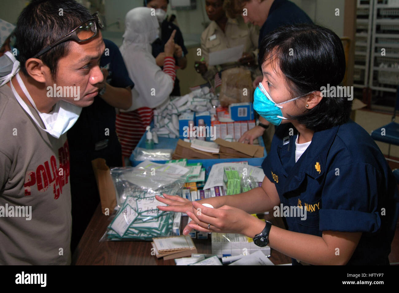 060608-N-3532C-006 Jolo, Filippine (8 giugno 2006) Ð Navy Lt. Alice Moss, un farmacista con l'impianto di trattamento medico a bordo della U.S. Sealift militari di comando (MSC) nave ospedale USNS misericordia (T-AH 19), parla di un residente locale sulle medicine a MercyÕs di medico e di dentista azione civile Progetto (MED/DENCAP) mentre la nave visiti la città su una prevista missione umanitaria. MercyÕs diversi equipaggi di statunitensi e stranieri di militari, organizzazione non governativa e la nazione ospitante i professionisti medici ha visto centinaia di pazienti durante il suo primo-mai MED/DENCAP in mare. La misericordia è in 5 mese deployme Foto Stock