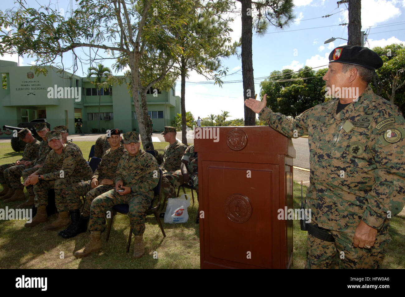 070914-N-0989H-061 Santo Domingo, Repubblica Dominicana (sett. 14 2007) - Brig. Gen. Francisco Jose Gil Ramirez, comandante della 1° brigata di fanteria, domenicano Defence Force, grazie U.S. Marines da un mobile di formazione del team che ha condotto una piccola unità di formazione con i deputati della Repubblica Dominicana forza di difesa. Gruppo di attività 40,9 è distribuito sotto il controllo operativo della U.S. Forze Navali Comando meridionale (NAVSO) per la flotta globale Stazione (FG) implementazione pilota per il bacino dei Caraibi e America centrale. Questa distribuzione è progettato per convalidare il concetto di GFS per la marina militare e il supporto U.S. Comando Sud Foto Stock