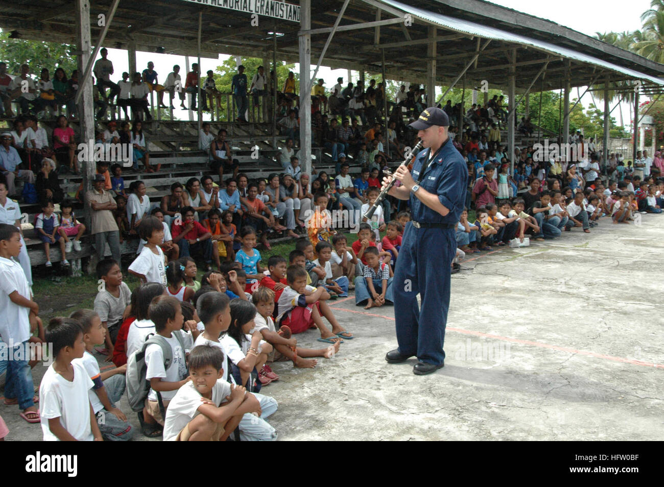 060616-N-3532C-128 Tawi Tawi, Filippine (16 giugno 2006) Ð musicista 2a classe Ian Charleton, un clarinettista con gli Stati Uniti Navy Show Band, intrattiene i residenti locali a medici e dentisti azione civile Progetto (MEDDENCAP) DETENUTE DAGLI STATI UNITI Sealift militari di comando (MSC) Nave ospedale USNS misericordia (T-AH 19) durante la shipÕs visita alla città in maniera pianificata missione umanitaria. Il Norfolk-banda base viene distribuito con misericordia durante i suoi cinque mesi di assistenza umanitaria la distribuzione in Asia del sud, sud-est asiatico e nelle isole del Pacifico. Il personale medico a bordo di misericordia ha condotto operazioni mediche di un Foto Stock