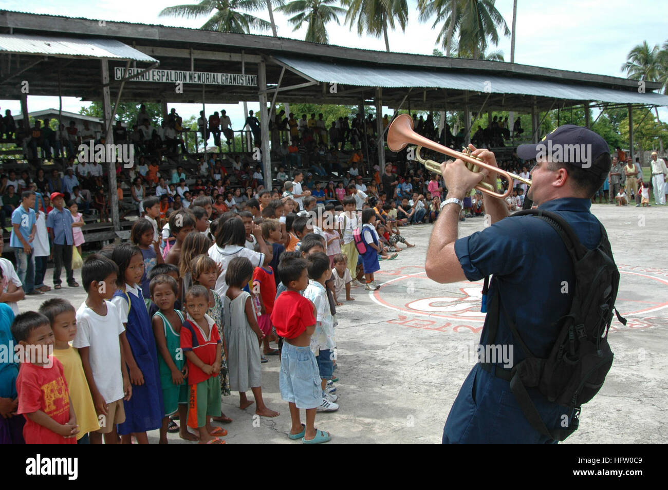 060616-N-3532C-233 Tawi Tawi, Filippine (16 giugno 2006) Ð musicista 2a classe Brandon Barbee e gli Stati Uniti Navy Show Band intrattenere i residenti locali a medici e dentisti azione civile Progetto (MED/DENCAP) DETENUTE DAGLI STATI UNITI Sealift militari di comando (MSC) Nave ospedale USNS misericordia (T-AH 19) durante la shipÕs visita alla città in maniera pianificata missione umanitaria. Il Norfolk-banda base viene distribuito con misericordia durante i suoi cinque mesi di assistenza umanitaria la distribuzione in Asia del sud, sud-est asiatico e nelle isole del Pacifico. Il personale medico a bordo di misericordia ha condotto operazioni mediche a terra e a bordo Foto Stock