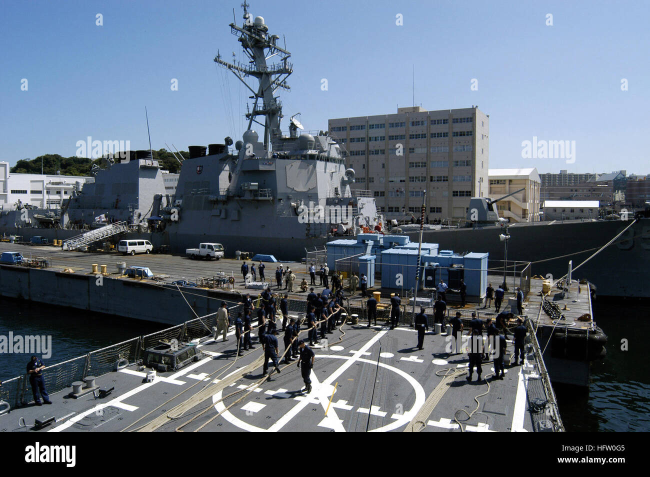 070920-N-4649C-027 Yokosuka, Giappone (sett. 20, 2007) - velisti assegnati a visite guidate-missile destroyer USS Lassen (DDG 82) heave sulla linea di arretramento come lei esegue un Mediterraneo evoluzione di ormeggio. Stati Uniti Foto di Marina di Massa lo specialista di comunicazione 2a classe Chantel M. Clayton (rilasciato) Navy US 070920-N-4649C-027 velisti assegnati a visite guidate-missile destroyer USS Lassen (DDG 82) heave sulla linea di arretramento come lei esegue un Mediterraneo evoluzione di ormeggio Foto Stock