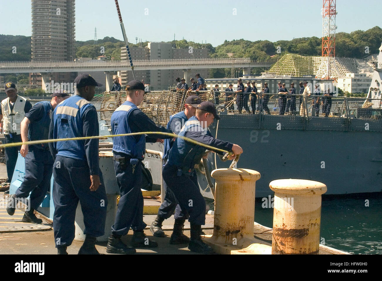 070920-N-9520G-005 Yokosuka, Giappone (sett. 20, 2007) - velisti assegnati alle visite-missile destroyer USS McCampbell (DDG 85) heave sulla linea di arretramento come guidato-missile destroyer USS Lassen (DDG 82) esegue un Mediterraneo evoluzione di ormeggio. Stati Uniti Foto di Marina di Massa lo specialista di comunicazione 2a classe Nardelito Gervacio (rilasciato) Navy US 070920-N-9520G-005 velisti assegnati alle visite-missile destroyer USS McCampbell (DDG 85) heave sulla linea di arretramento come guidato-missile destroyer USS Lassen (DDG 82) esegue un Mediterraneo evoluzione di ormeggio Foto Stock