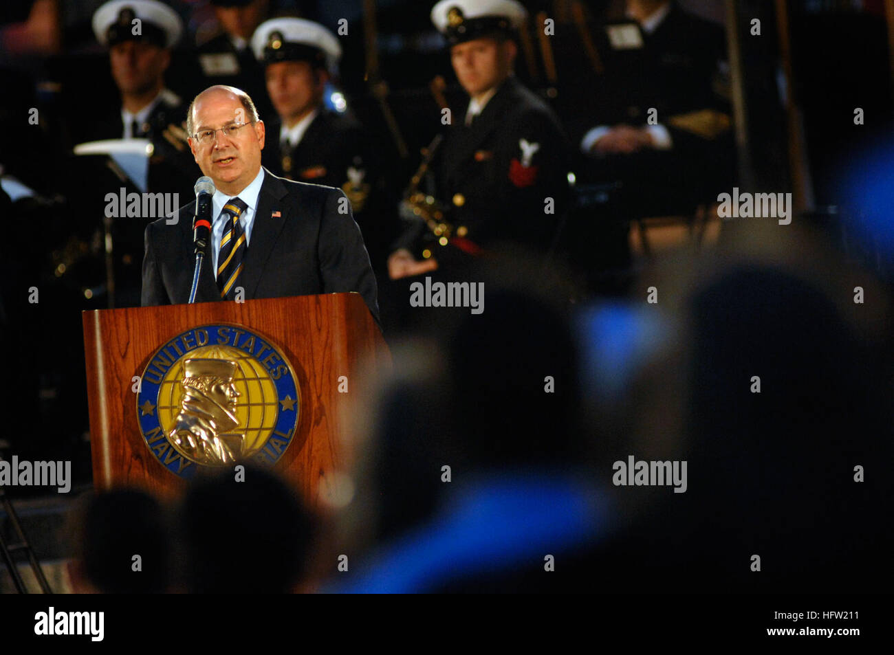 071023-N-5549O-278 Washington, D.C. (Ott. 23, 2007) - Il segretario della Marina (SECNAV) gli onorevoli Dr. Donald C. inverno offre il suo commento durante una medaglia d'onore cerimonia della bandiera riconoscendo le azioni del Navy SEAL Lt. Michael Murphy tenutosi presso la Marina degli Stati Uniti Memorial. Lt. Murphy postumo è stato premiato con la medaglia d'onore su Ott. 22 in una cerimonia che si è svolta alla Casa Bianca. Lt. Murphy è stato ucciso durante una missione di ricognizione nei pressi di Asadabad, Afghanistan, mentre esporsi al fuoco nemico per chiamare in supporto dopo il suo quattro-uomo di squadra è venuto sotto attacco dalle forze nemiche Giugno 28th, 200 Foto Stock