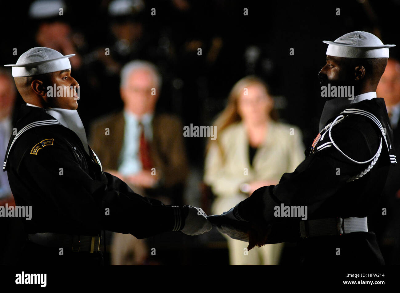 071023-N-5549O-357 Washington, D.C. (Ott. 23, 2007) - Membri della Marina Militare Guardia cerimoniale piegare la medaglia di Honor flag che viene presentato a Daniel e Maureen Murphy, i genitori del Navy SEAL Lt. Michael Murphy durante la cerimonia in onore del loro figlio tenutosi presso la Marina degli Stati Uniti Memorial. Lt. Murphy postumo è stato premiato con la medaglia d'onore su Ott. 22 in una cerimonia che si è svolta alla Casa Bianca. Lt. Murphy è stato ucciso durante una missione di ricognizione nei pressi di Asadabad, Afghanistan, mentre esporsi al fuoco nemico per chiamare in supporto dopo il suo quattro-uomo di squadra è venuto sotto attacco da Foto Stock