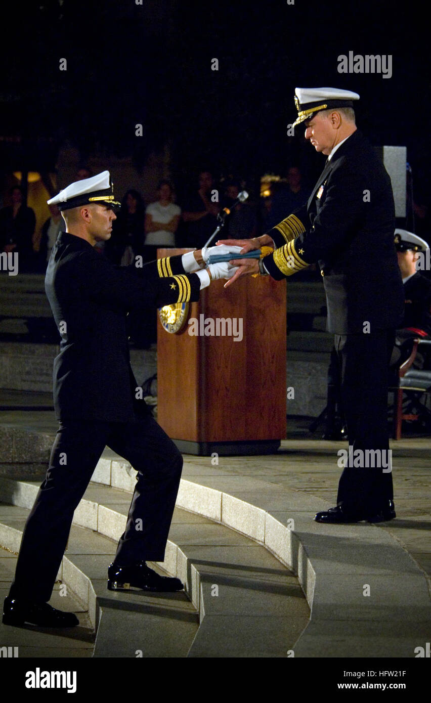 071023-N-5319A-025 WASHINGTON (ott. 23, 2007) - Membri della Marina Militare Guardia cerimoniale consegnare ripiegata di Medal of Honor Bandiera di capo di operazioni navali (CNO) Adm. Gary Roughead per essere presentati a Daniel e Maureen Murphy, i genitori del Navy SEAL Lt. Michael Murphy, durante la cerimonia in onore del loro figlio tenutosi presso la Marina degli Stati Uniti Memorial. Lt. Murphy postumo è stato premiato con la medaglia d'onore su Ott. 22 in una cerimonia che si è svolta alla Casa Bianca. Lt. Murphy è stato ucciso durante una missione di ricognizione nei pressi di Asadabad, Afghanistan, mentre esporsi al fuoco nemico in fine di chiamata Foto Stock