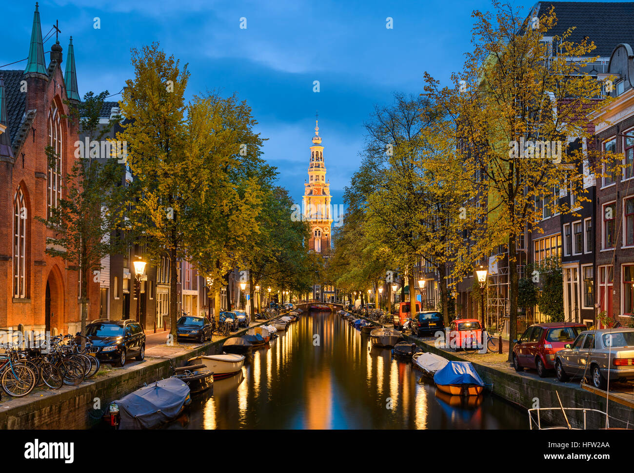 Veduta di una chiesa e di un canale di Amsterdam, Paesi Bassi di notte Foto Stock