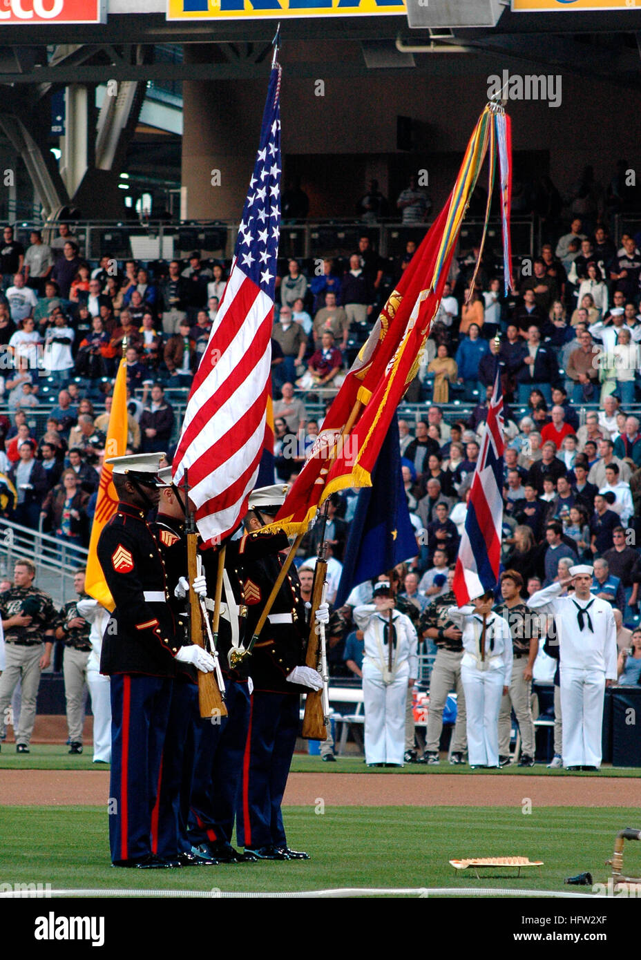 050420-N-7878F-067 San Diego, California (20 aprile 2005) Ð i membri di una U. S. Marine Corps color guard presente i colori come parte delle cerimonie di apertura durante l apprezzamento militare giorno al Petco Park, casa dei San Diego Padres. La Padres annualmente onore militari membri indossando camouflage uniformi militari durante il giorno di apprezzamento. Stati Uniti Navy foto di Donald Fletcher (rilasciato) USMC Color Guard Foto Stock