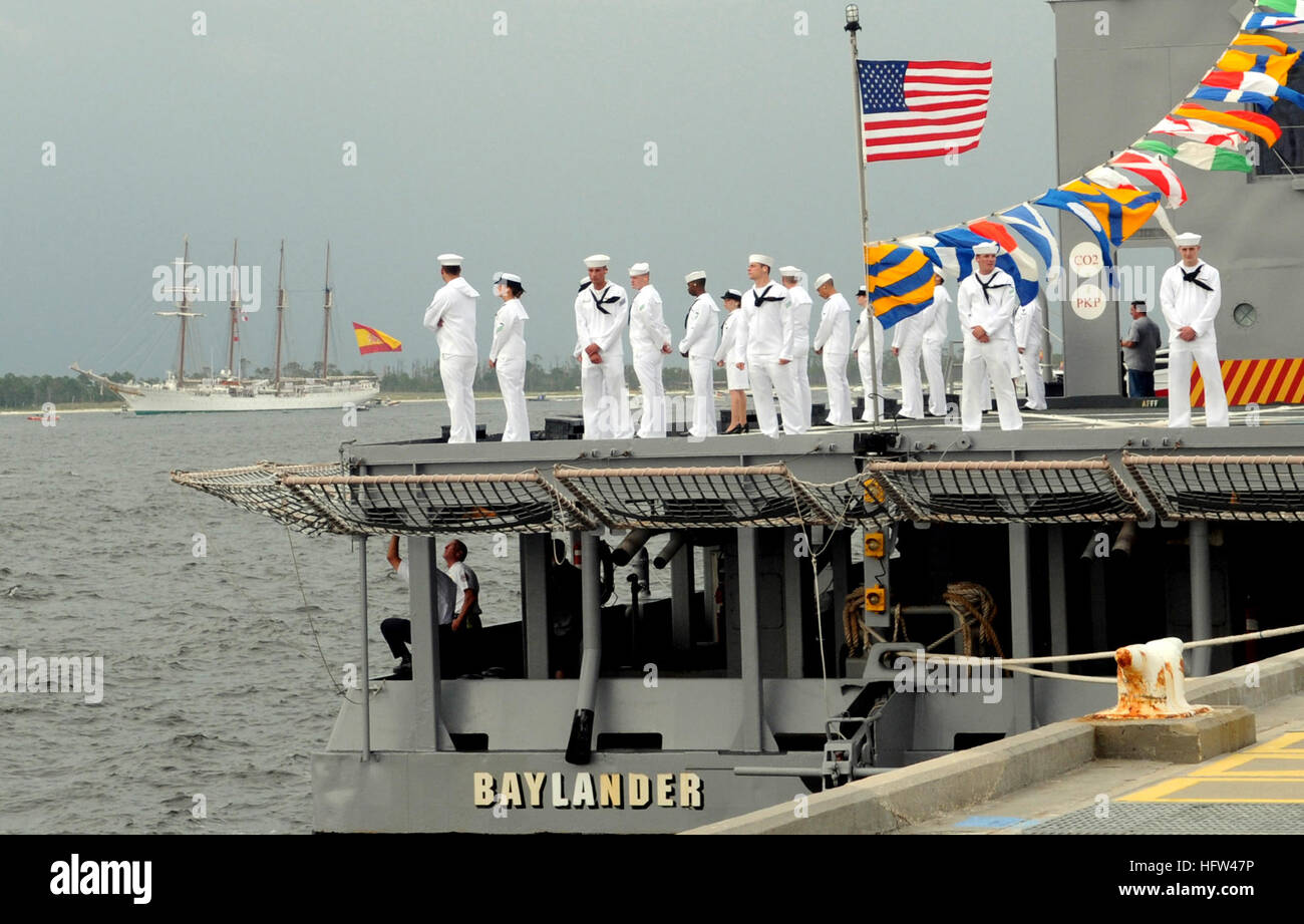 090603-N-0738H-003 PENSACOLA, Fla. (3 giugno 2009) velisti assegnati alla Naval Air Station Pensacola rendere onore a la marina spagnola nave scuola Juan Sebastian de Elcano dall'Atterraggio elicottero Trainer IX 514 come Elcano passa sul suo modo al Porto di Pensacola. Elcano è in visita in Pensacola come parte della città 450 anniversario. (U.S. Navy foto di Scott Hallford/RILASCIATO) Navy US 090603-N-0738H-003 velisti assegnati alla Naval Air Station Pensacola rendere onore a la marina spagnola nave scuola Juan Sebastian de Elcano Foto Stock