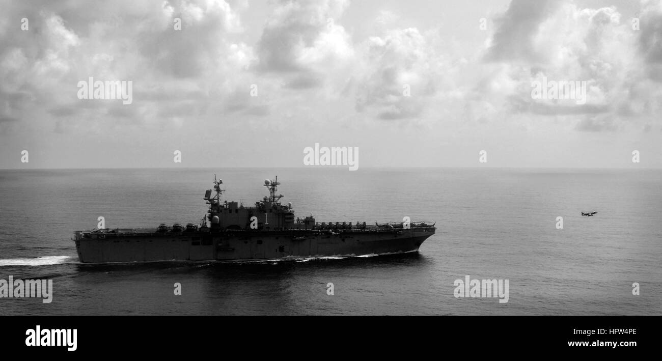 071222-N-6597H-289 OCEANO INDIANO (dec. n. 22, 2007) Un AV-8B Harrier II lancia dall'assalto anfibio nave USS Tarawa (LHA1) come la nave transita l'Oceano Indiano. Tarawa e avviato undicesimo Marine Expeditionary Unit sono su una distribuzione programmata a sostegno della sicurezza marittima e operazioni di guerra globale al terrorismo. Stati Uniti Navy foto di comunicazione di massa marinaio Specialista Jon Husman (rilasciato) Navy US 071222-N-6597H-289 Un AV-8B Harrier II lancia dall'assalto anfibio nave USS Tarawa (LHA1) come la nave transita l'Oceano Indiano Foto Stock