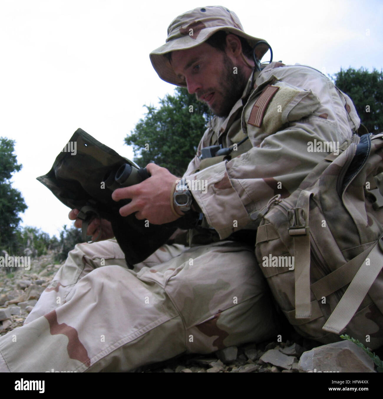 050628-N-0000X-004 Navy file foto della guarnizione Lt. Michael P. Murphy, da Patchogue, N.Y. Murphy è stato ucciso dalle forze nemiche durante una missione di ricognizione, operazione Ala Rossa, 28 giugno 2005, mentre conduce una quattro-uomo squadra con il compito di trovare una chiave di leader dei talebani nel terreno montuoso vicino Asadabad, Afghanistan. Il team è venuto sotto il fuoco di una grande forza di nemico con eccellente posizione tattica. Murphy consapevolmente ha lasciato la sua posizione di coperchio per ottenere un segnale chiaro al fine di comunicare con il suo quartier generale ed è stato ferito a morte mentre esporsi al fuoco nemico. Pur essendo scattato e Foto Stock