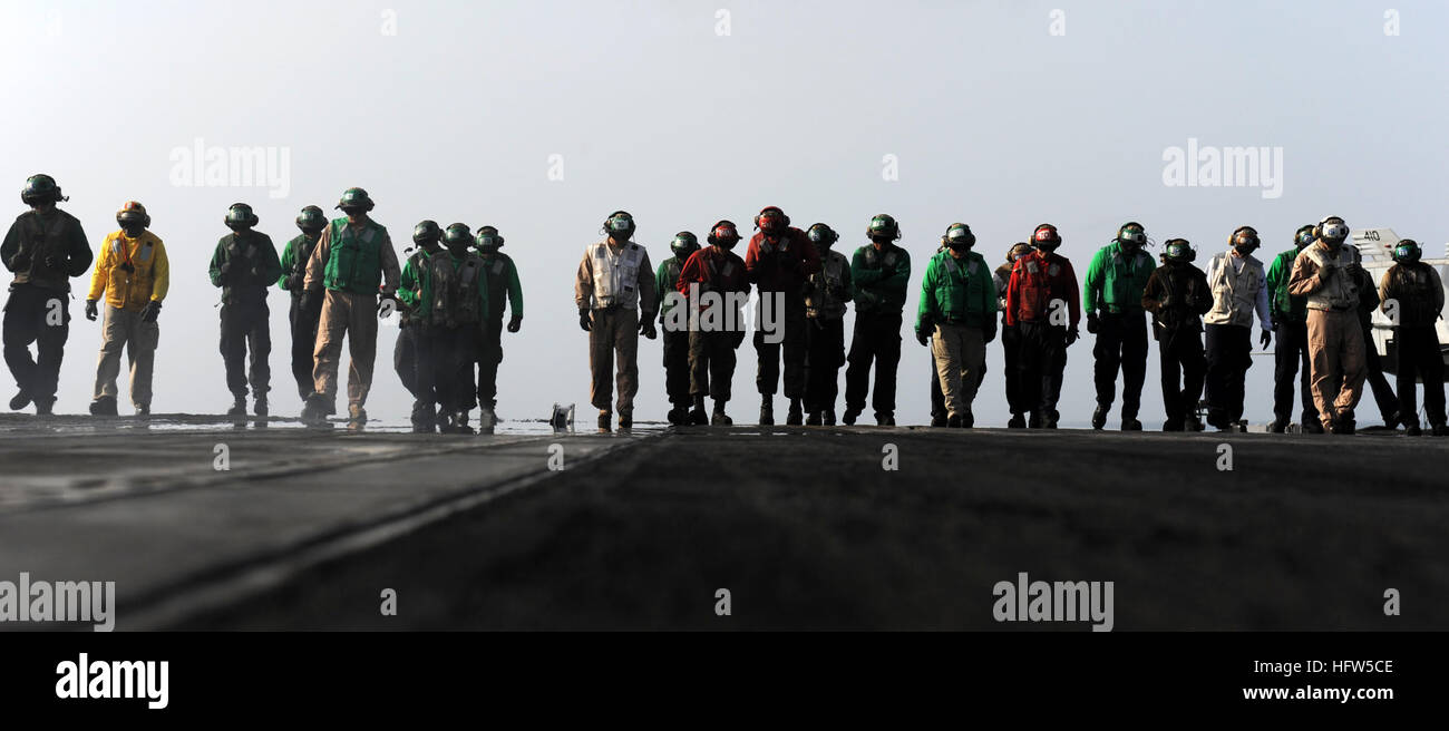 100822-N-4135M-129 Mare Arabico (Agosto 22, 2010) marinai eseguire un oggetto estraneo detriti (DOM) walkdown sul ponte di volo della portaerei USS Harry Truman (CVN 75). Dom walkdowns vengono eseguite per rimuovere gli oggetti sul ponte che può essere aspirato in un getto di aspirazione del motore e causare gravi danni al motore jet pale del compressore e i relativi componenti. Harry Truman è distribuito come parte di Harry Truman Carrier Strike gruppo sostenere le operazioni di sicurezza marittima e di teatro la cooperazione in materia di sicurezza gli sforzi negli Stati Uniti Quinta Flotta area di responsabilità. (U.S. Foto di Marina di Massa Communicati Foto Stock