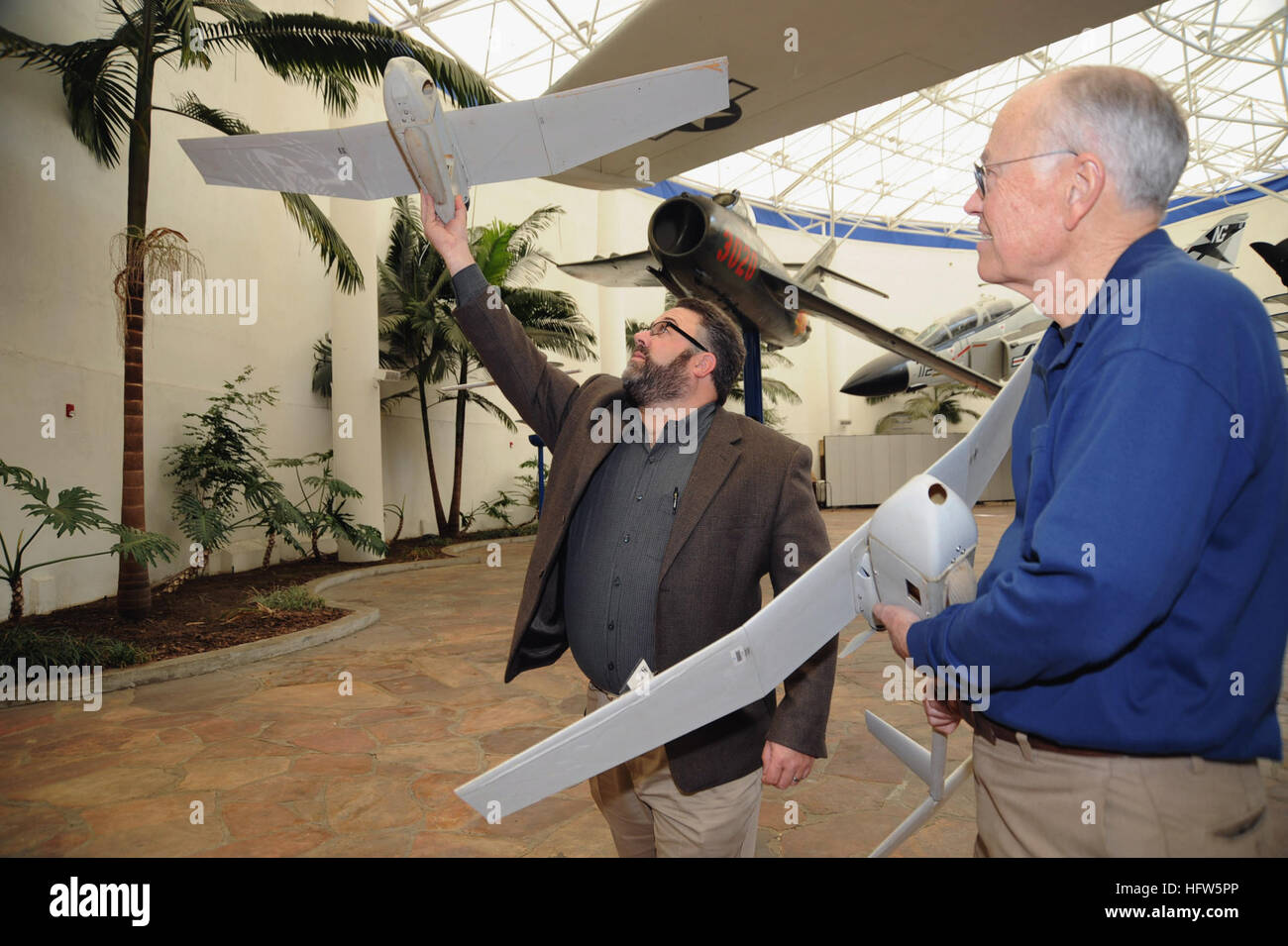 080117-N-5366K-022 SAN DIEGO (GEN. 17, 2008) Dale McCoy, il drone (UAV) gestione logistica specialista presso la Naval Special Warfare Command, mostra Tony Beres, San Diego Museo dell'aria e dello spazio al curatore, come lanciare una RQ-11B Raven UAV. McCoy coordinato la donazione di due dismessi UAV al museo dalla Naval Special Warfare per educare le generazioni future circa Naval progressi tecnologici. Stati Uniti Foto di Marina di Massa lo specialista di comunicazione di terza classe Michelle L. Kapica (rilasciato) Navy US 080117-N-5366K-022 Dale McCoy, il drone (UAV) gestione della logistica Foto Stock