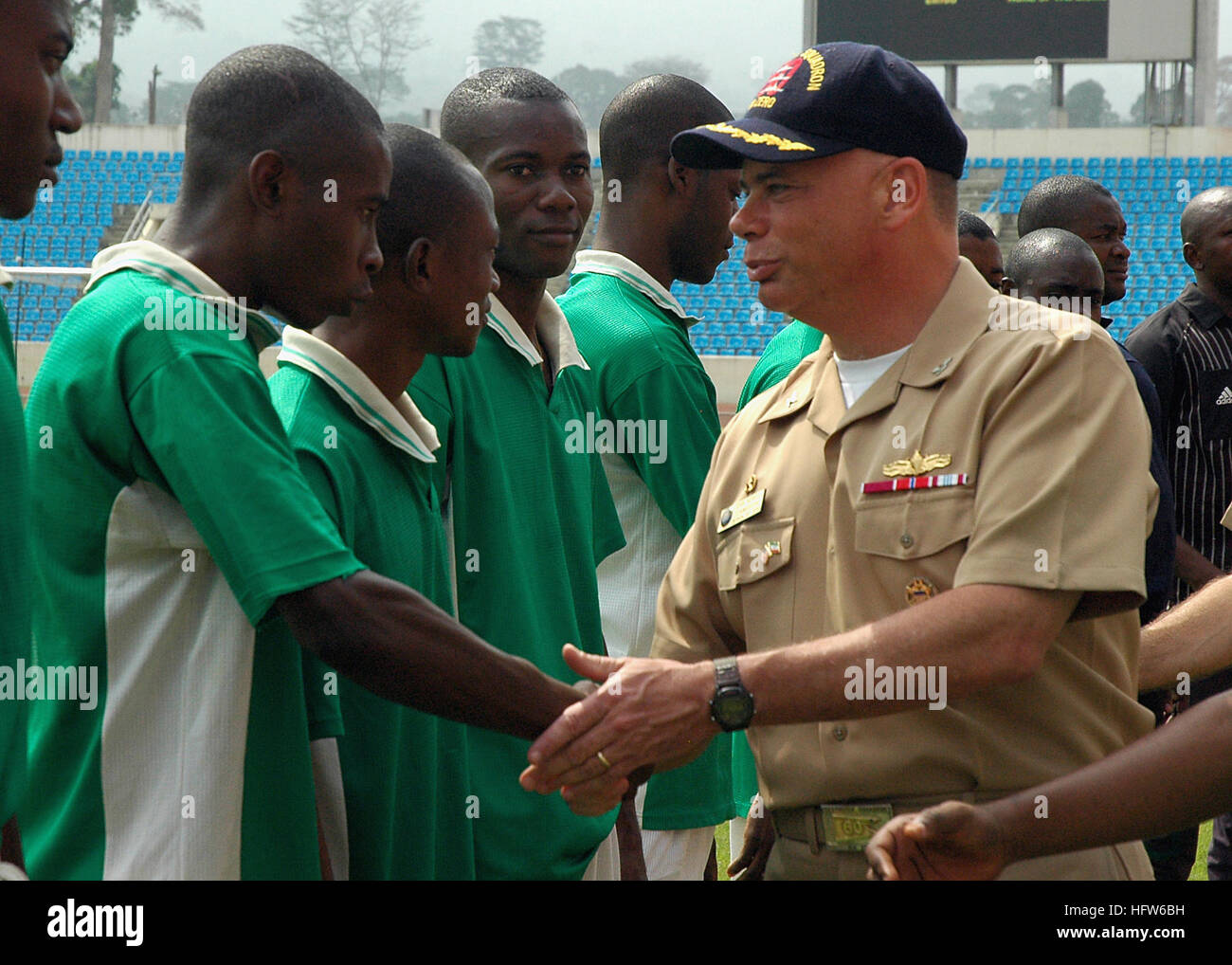 080201-N-0577G-006 Malabo , Guinea equatoriale (feb. 1, 2008) Capt. John Nowell, comandante dell Africa Partnership Stazione (AP), auspica che i membri della locale Guinea Equatoriale soccer team buona fortuna prima di una partita contro la squadra dal dock anfibio sbarco nave USS Fort McHenry (LSD 43) durante una visita di porta. Gli eventi sportivi sono un modo APS crea partnership attraverso l'Africa occidentale e centrale. APS è un multi-nazionale sforzo di portare il training più recenti e le tecniche di professionisti del settore marittimo in nove Stati dell'Africa occidentale e centrale e per affrontare le minacce comuni della pesca illegale, smugg Foto Stock