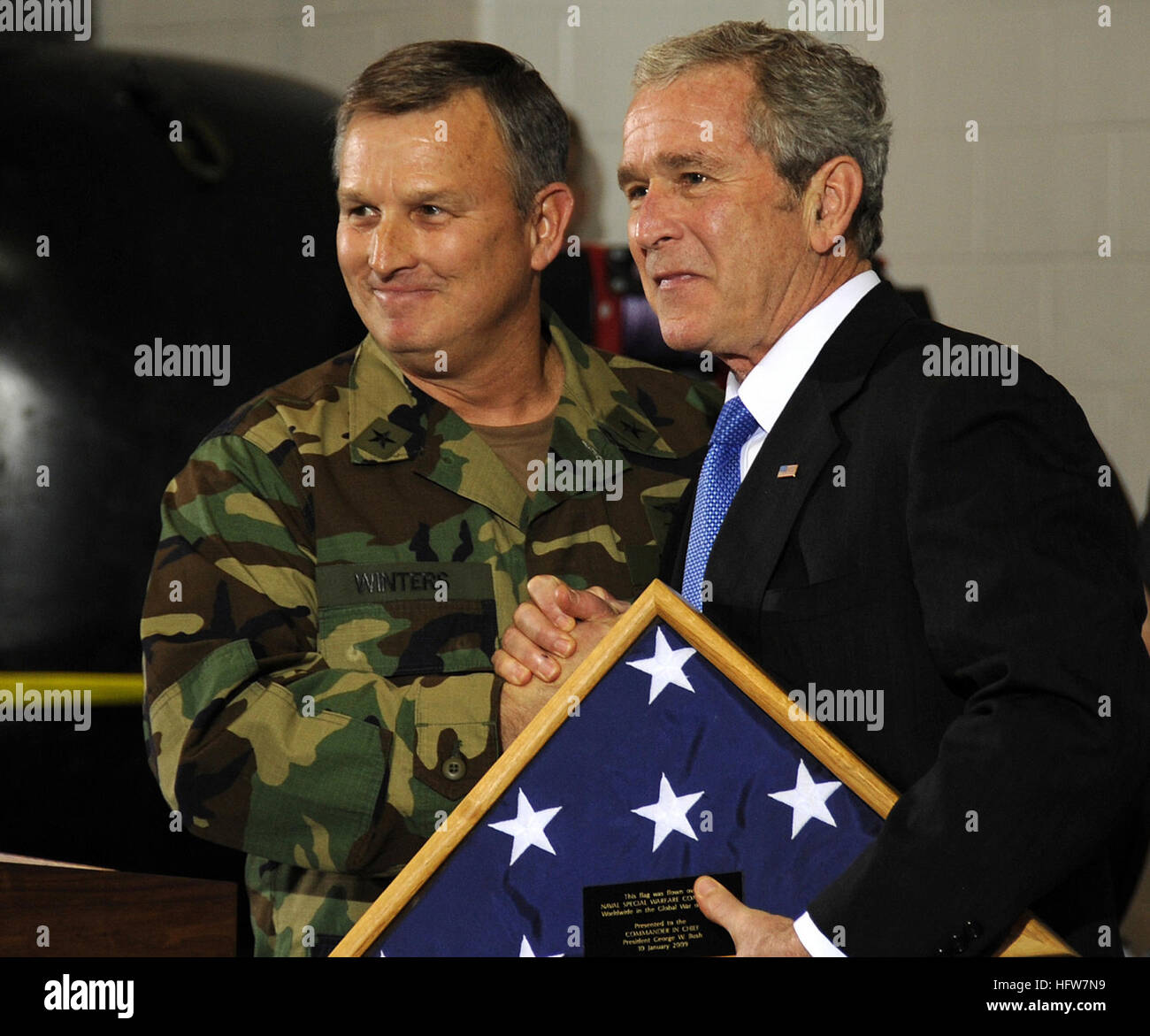 090110-N-4500G-104 NORFOLK (GEN. 10, 2009) posteriori Adm. Edward G. inverni, commander, Naval Special Warfare Command (NSW), presenta il Presidente George W Bush con un flag durante una visita alla costa est comandi NSW. La bandiera ha presentato al presidente era volato in tutto il mondo a tutti i subordinati comandi NSW. (U.S. Foto di Marina di Massa lo specialista di comunicazione 2a classe Robyn Gerstenslager/RILASCIATO) Navy US 090110-N-4500G-104 Adm posteriore. Edward G. presenta inverni Presidente George W Bush con una bandiera Foto Stock