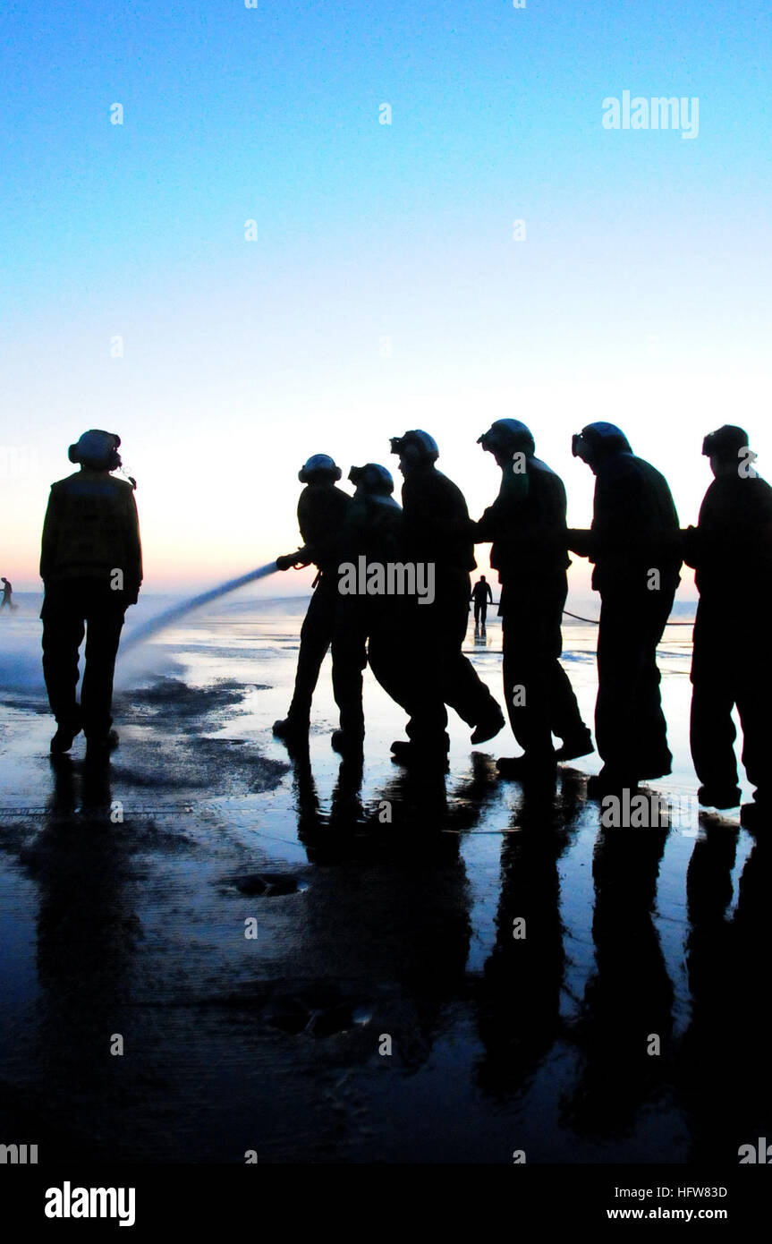 090604-N-5402T-041 OCEANO PACIFICO (4 giugno 2009) i marinai spruzzare acqua fresca sul ponte di volo della portaerei USS Nimitz CVN (68) durante una fresca macchia di acqua verso il basso. Nimitz e Carrier aria Wing (CVW) 11 stanno conducendo un composito unità di addestramento esercizio al largo della costa della California del Sud in preparazione per una distribuzione programmata all'Oceano Pacifico occidentale. (U.S. Foto di Marina di Massa Specialista comunicazione marinaio Amara R. Timberlake/RILASCIATO) Navy US 090604-N-5402T-041 marinai spruzzare acqua fresca sul ponte di volo della portaerei USS Nimitz Foto Stock