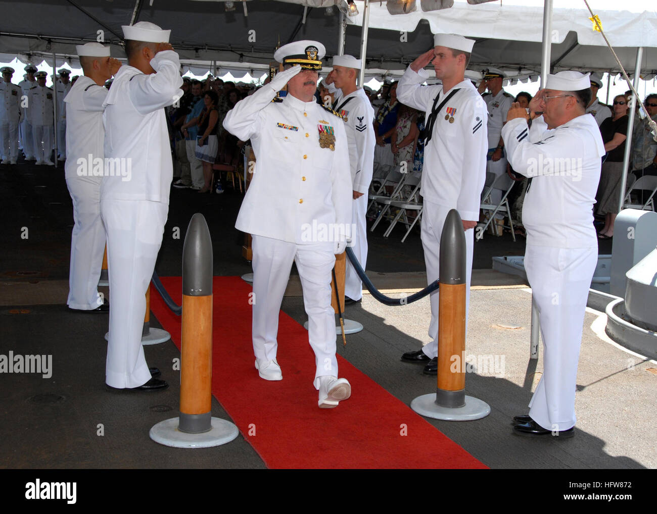 Il comandante Brent E. Smith è salutato come egli cammina attraverso la sideboys a conclusione di un cambiamento della cerimonia di comando a bordo della Nave da Battaglia Missouri Memorial. Smith alleviato la Cmdr. Chris J. Bushnell come comandante. USS Paul Hamilton cambia le mani DVIDS88679 Foto Stock