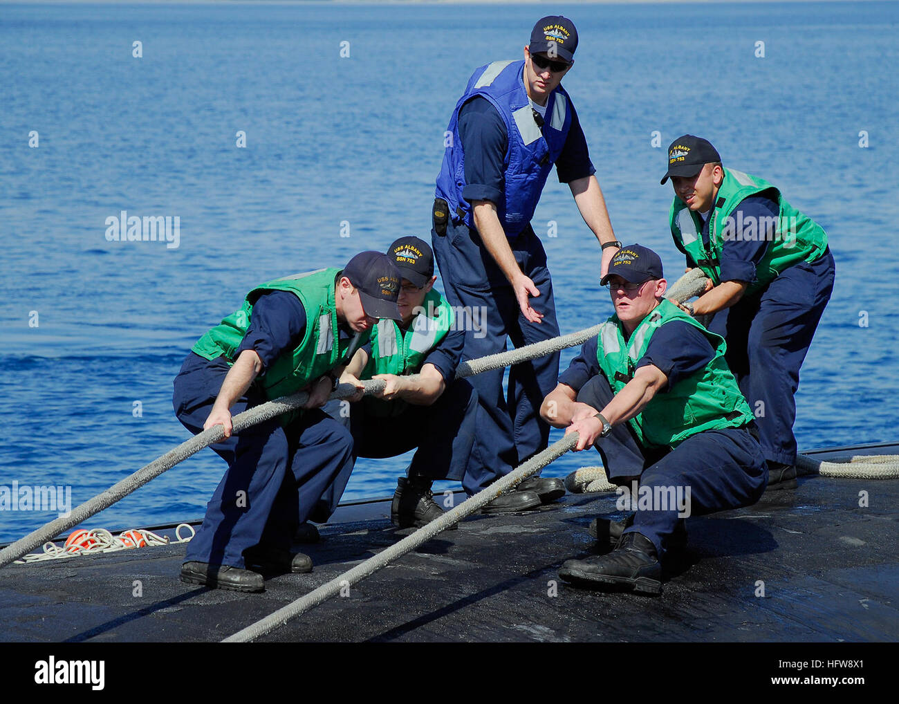 080611-N-0780F-007 SOUDA BAY, Creta, Grecia (Jun. 11, 2008) marinai di condurre le operazioni di ormeggio a bordo d'attacco rapido sommergibile USS Albany (SSN 753) come essi arrivano a una porta di routine visita. Albany partì il suo homeport di Norfolk Va. il 25 aprile per un programmato sei mesi di distribuzione come parte del Nassau Expeditionary Strike gruppo. Il sommergibile è operante negli Stati Uniti Sesta flotta area di responsabilità sostenere le operazioni di sicurezza marittima. Stati Uniti Foto di Marina dal Sig. Paolo Farley (rilasciato) Navy US 080611-N-0780F-007 marinai di condurre le operazioni di ormeggio a bordo d'attacco rapido sommergibile USS Albany (S Foto Stock