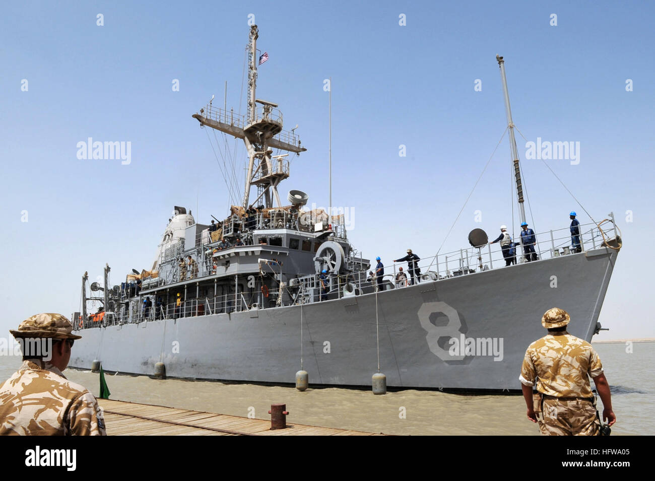 090630-N-6814F-043 Umm Qasr, Iraq (30 giugno 2009) La mia contromisura nave USS Scout (MCM 8) tira in porta a Umm Qasr, Iraq. La Scout è chiamata porta segna la prima volta che una nave americana ha visitato la porta poiché è transitato al controllo iracheno. (U.S. Foto di Marina di Massa lo specialista di comunicazione 2a classe Brian K. Fromal/RILASCIATO) Navy US 090630-N-6814F-043 miniera contromisura nave USS Scout (MCM 8) tira in porta a Umm Qasr, Iraq Foto Stock