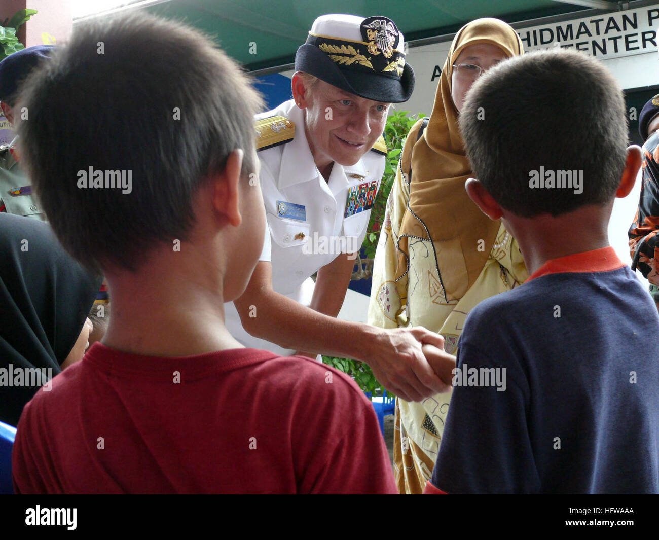 080709-N-4431B-971 KEMAMAN, Malesia (Luglio 9, 2008) posteriori Adm. Nora W. Tyson, comandante del gruppo di logistica Pacifico Occidentale, saluta i bambini a Sekolah Kebangsaan Kijal scuola elementare. I bambini sono in attesa di essere visto da parte degli Stati Uniti Marina e militari malesi dentisti e personale durante un dentista di azione civile progetto condotto come una parte della cooperazione a galla la prontezza e la formazione (Carati) 2008. Stati Uniti Foto di Marina dalla Cmdr. Daryl Borgquist (rilasciato) Navy US 080709-N-4431B-971 Adm posteriore. Nora W. Tyson, comandante del gruppo di logistica Pacifico Occidentale, saluta i bambini a Sekolah Kebangsaan Kijal E Foto Stock