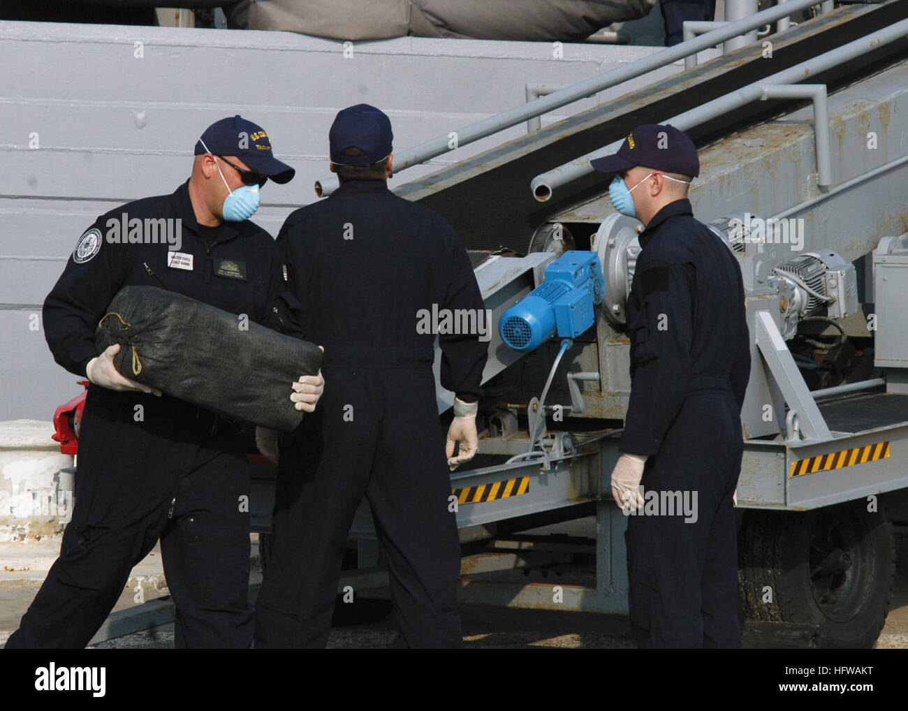 080714-N-5677B-008 MAYPORT, Fla. (Luglio 14, 2008) DEGLI STATI UNITI Gli agenti doganali offload di balle di cocaina dal guidato-missile fregata USS Boone (FFG 28). Boone interdetto più di una tonnellata metrica di stupefacenti mentre distribuito su un contatore traffico illecito il funzionamento PER GLI STATI UNITI Forze Navali Comando meridionale/STATI UNITI 4a flotta in congiunzione con giunto interagenzie Task Force a sud degli Stati Uniti Comando Sud area di responsabilità. Stati Uniti Foto di Marina di Massa lo specialista di comunicazione 1a classe Holly Boynton (rilasciato) Navy US 080714-N-5677B-008 U.S. Gli agenti doganali offload di balle di cocaina dal guidato-missile Foto Stock