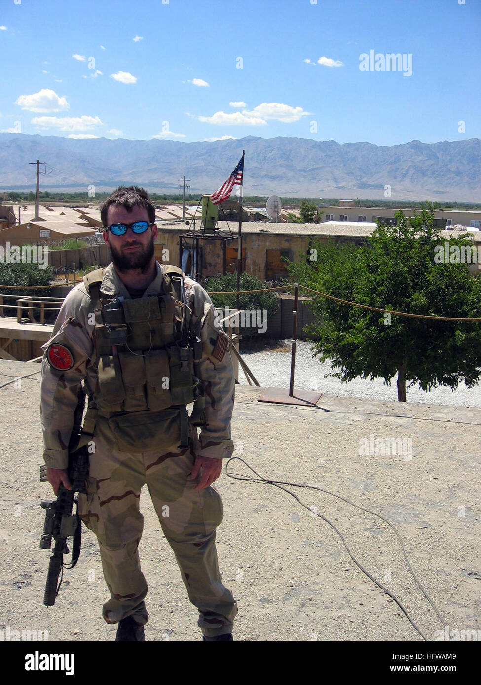 050628-N-0000X-003 Navy file foto della guarnizione Lt. Michael P. Murphy, da Patchogue, N.Y. Murphy è stato ucciso dalle forze nemiche durante una missione di ricognizione, operazione Ala Rossa, 28 giugno 2005, mentre conduce una quattro-uomo squadra con il compito di trovare una chiave di leader dei talebani nel terreno montuoso vicino Asadabad, Afghanistan. Il team è venuto sotto il fuoco di una grande forza di nemico con eccellente posizione tattica. Murphy consapevolmente ha lasciato la sua posizione di coperchio per ottenere un segnale chiaro al fine di comunicare con il suo quartier generale ed è stato ferito a morte mentre esporsi al fuoco nemico. Pur essendo scattato e Foto Stock