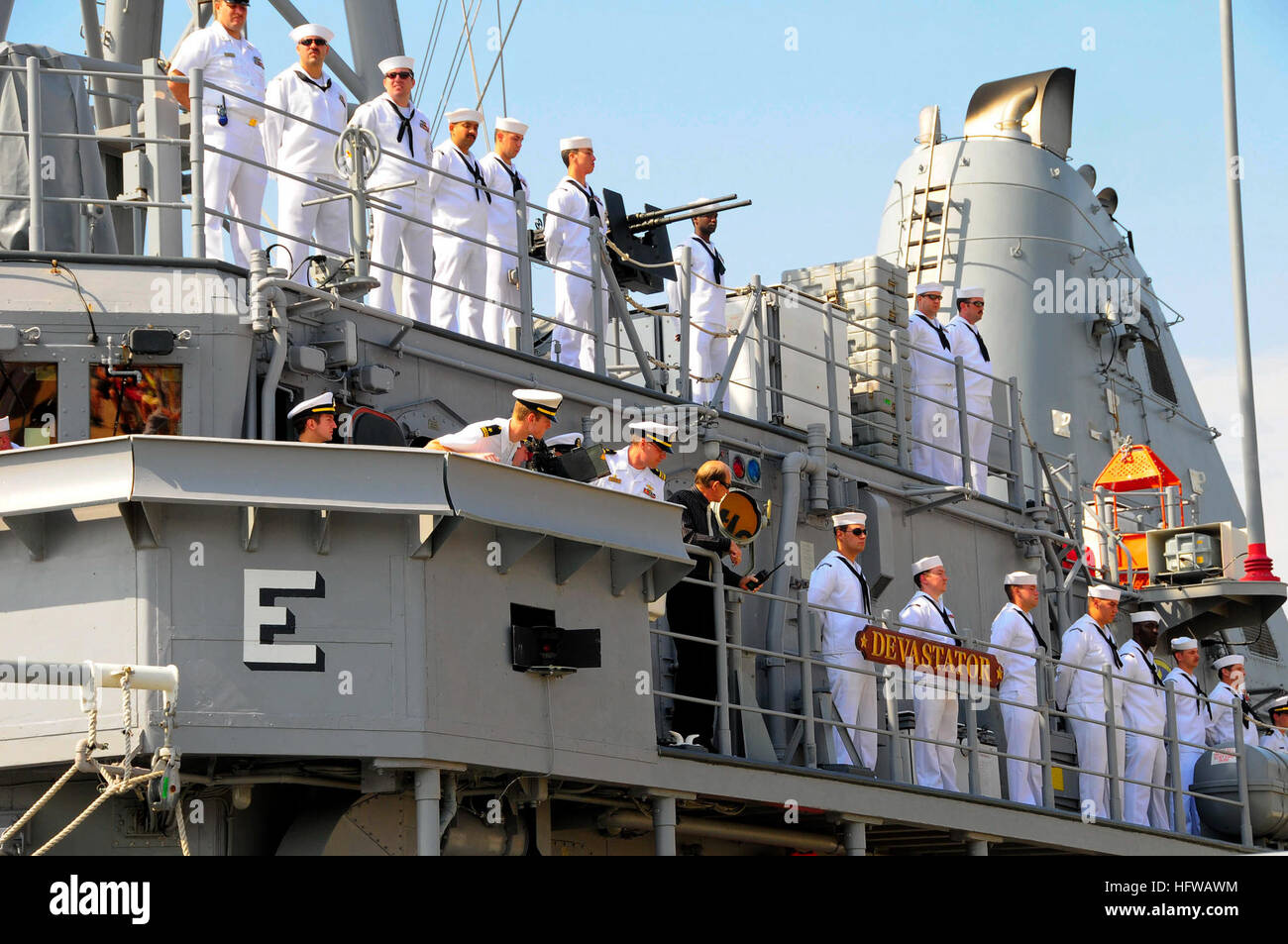 090522-N-0640K-054 SAN DIEGO (22 maggio 2009) i marinai a bordo la miniera contromisure nave USS Dévastateur (MCM 6) Attendere per sbarcare la loro nave dopo essere arrivati presso la nuova shipÕs homeport alla Base Navale di San Diego. Dévastateur arrivati dopo la partecipazione alla ricerca di una abbattuto HH-60 Sea Hawk elicottero che è andato giù 19 Maggio al largo della costa della California del Sud. Dévastateur è assegnato al comandante, miniera di contromisura Squadron e si sta spostando da homeports Ingleside, Texas come parte della base di difesa del riallineamento e chiusura. (U.S. Foto di Marina di Massa lo specialista di comunicazione 2a classe Jennifer S. Foto Stock