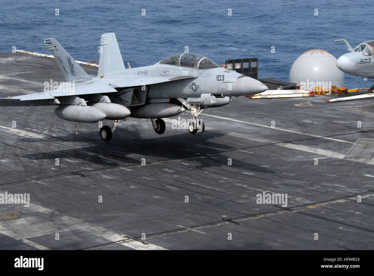 Il 22 luglio 2009, un F/A-18F Super Hornet dello Strike Fighter Squadron 22 atterra a bordo della USS Ronald Reagan (CVN 76) durante uno schieramento della 5th Fleet, servendo come principale caccia d'assalto della portaerei. Foto Stock