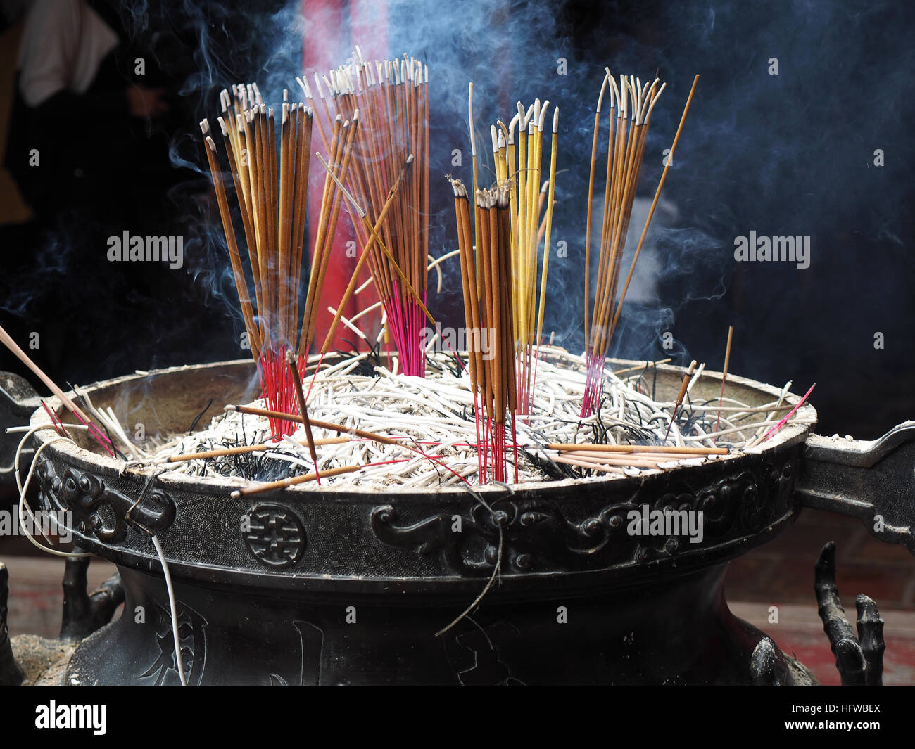 Bastoncini di incenso al Tempio della montagna di giada ad Hanoi, Vietnam. L'incenso è aromatico materiale biotica che rilascia fumo fragrante quando bruciò. Foto Stock