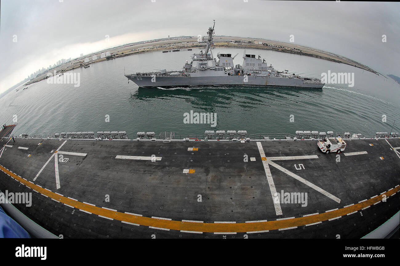 080801-N-4774B-036 SAN DIEGO (Agosto 1, 2008) le visite-missile destroyer USS Milius (DDG 69) passa dall'assalto anfibio nave USS Tarawa (LHA 1) nel porto di San Diego come Tarawa partono da distribuire per la Fuerzas Alidas Panamax 2008, annualmente una multi-nazionale esercizio al treno per difendere il Canale di Panama. (U.S. Foto di Marina di Massa lo specialista di comunicazione di terza classe Daniel A. Barker/RILASCIATO) Navy US 080801-N-4774B-036 visite-missile destroyer USS Milius (DDG 69) passa dall'assalto anfibio nave USS Tarawa (LHA 1) nel porto di San Diego come Tarawa partono da distribuire per la Fuerzas Alidas PAN Foto Stock