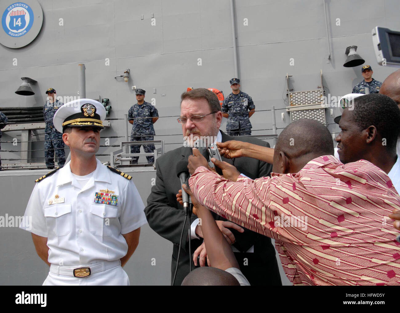 100118-N-2468S-002 Pointe Noire, Repubblica del Congo (GEN. 18, 2010) DEGLI STATI UNITI Ambasciatore della Repubblica del Congo Alan Eastham, destra e della Cmdr. Charles L. venditori, comandante della guidato-missile fregata USS Samuel B. Roberts (FFG 58) sono intervistato dai media congolesi come la nave arriva a Pointe Noire, Repubblica Democratica del Congo per un porto visita come parte dell Africa Partnership Stazione (AP) a ovest. Mentre nel porto di Samuel B. Roberts fornirà esercizi di formazione e rapporti con le comunità di progetti. APS è una iniziativa internazionale sviluppato da forze navali in Europa e forze navali in Africa per migliorare Foto Stock